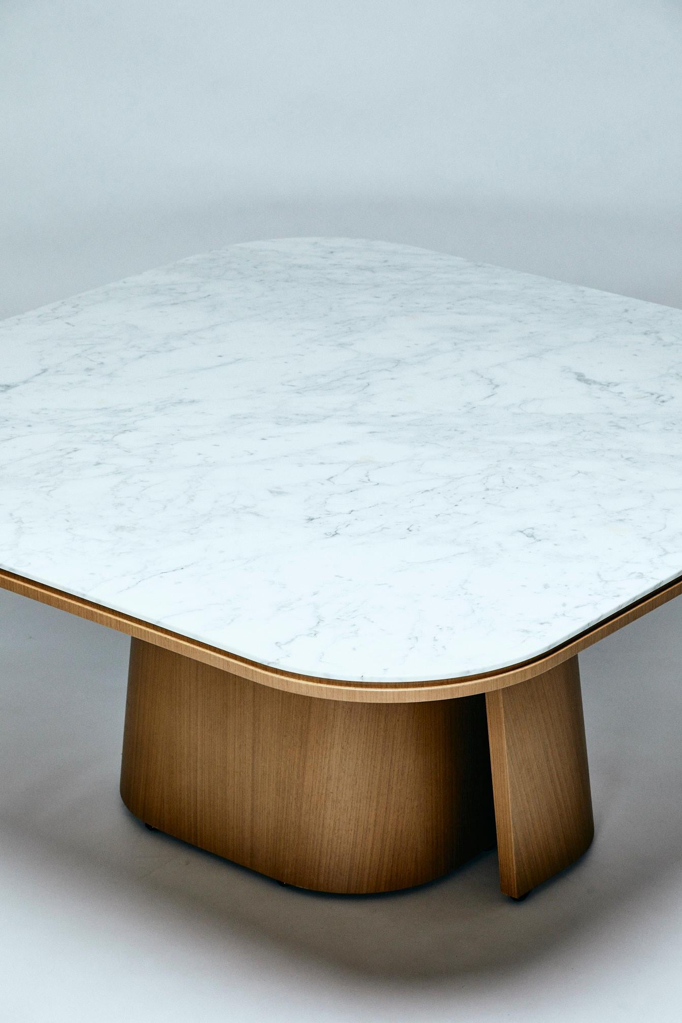 Esstisch, OOMA, von Reda Amalou Design, 2020, Carrara-Marmor, 140 cm (Moderne) im Angebot