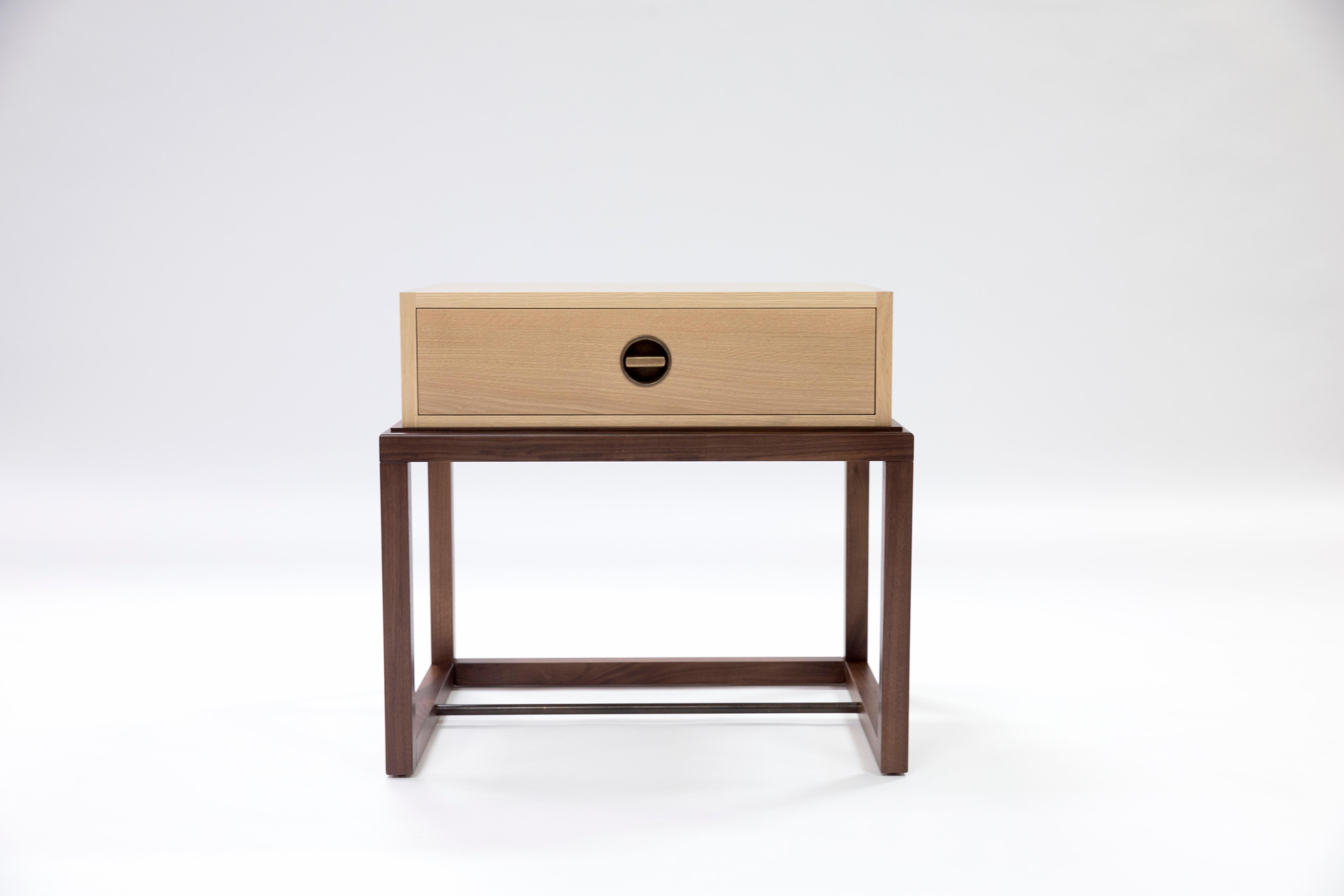 Moderne Table de chevet ou d'appoint Oona à un tiroir en chêne et noyer avec poignée en bronze en vente