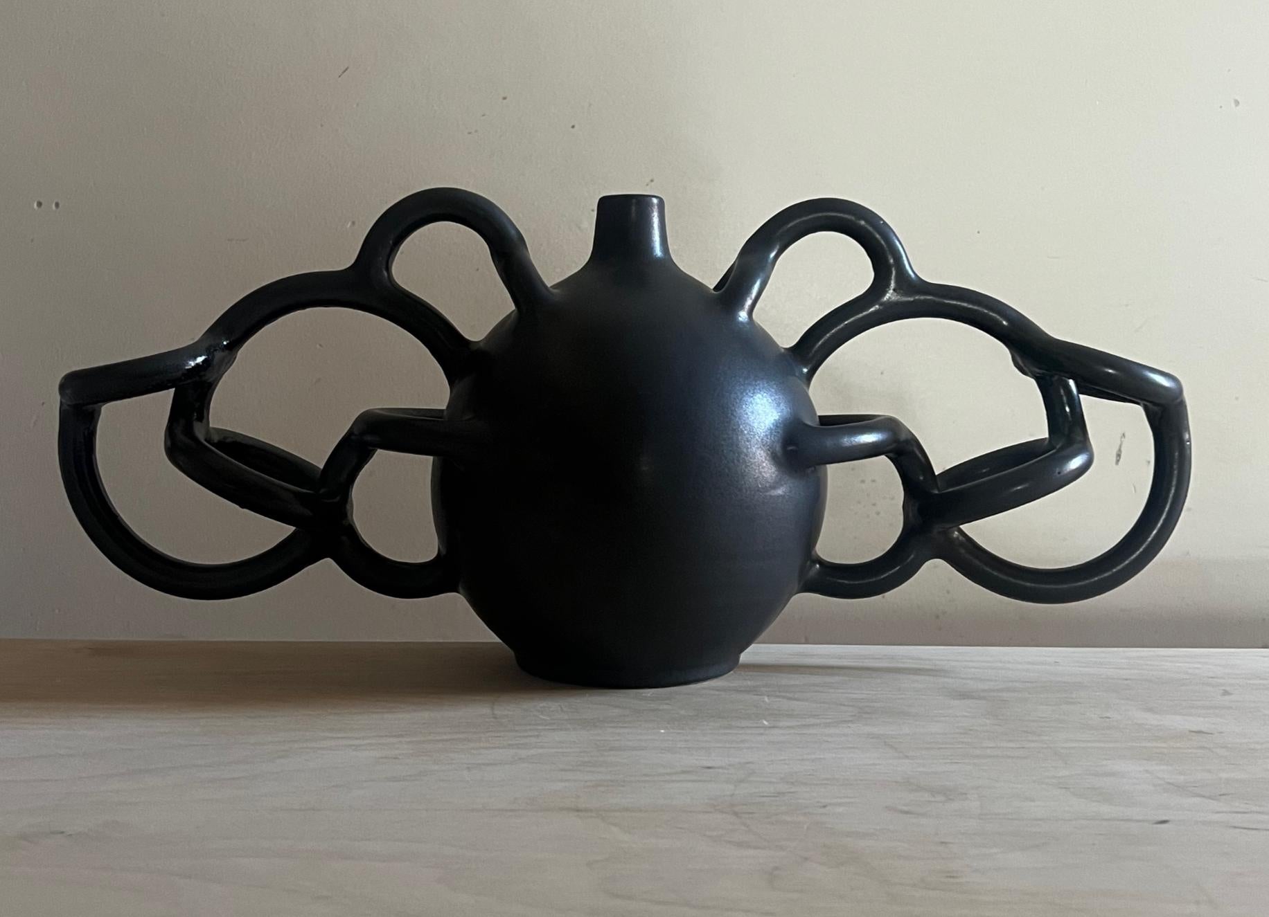 Ispirate all'architettura e a civiltà immaginarie, queste sculture fatte a mano evocano forza, stabilità e atemporalità. Ogni pezzo unico e terroso diventa un simbolo: una fortezza, un altare, una reliquia di rituali sconosciuti. L'artista gioca con