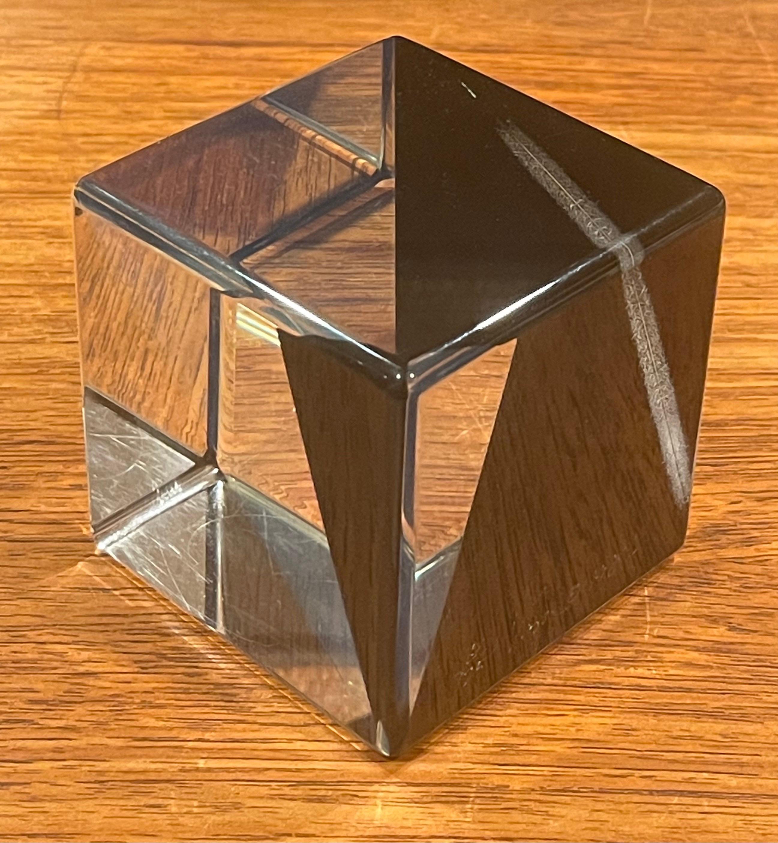 Postmoderno Scultura cubica in acrilico Op Art di Vasa Mihich in vendita