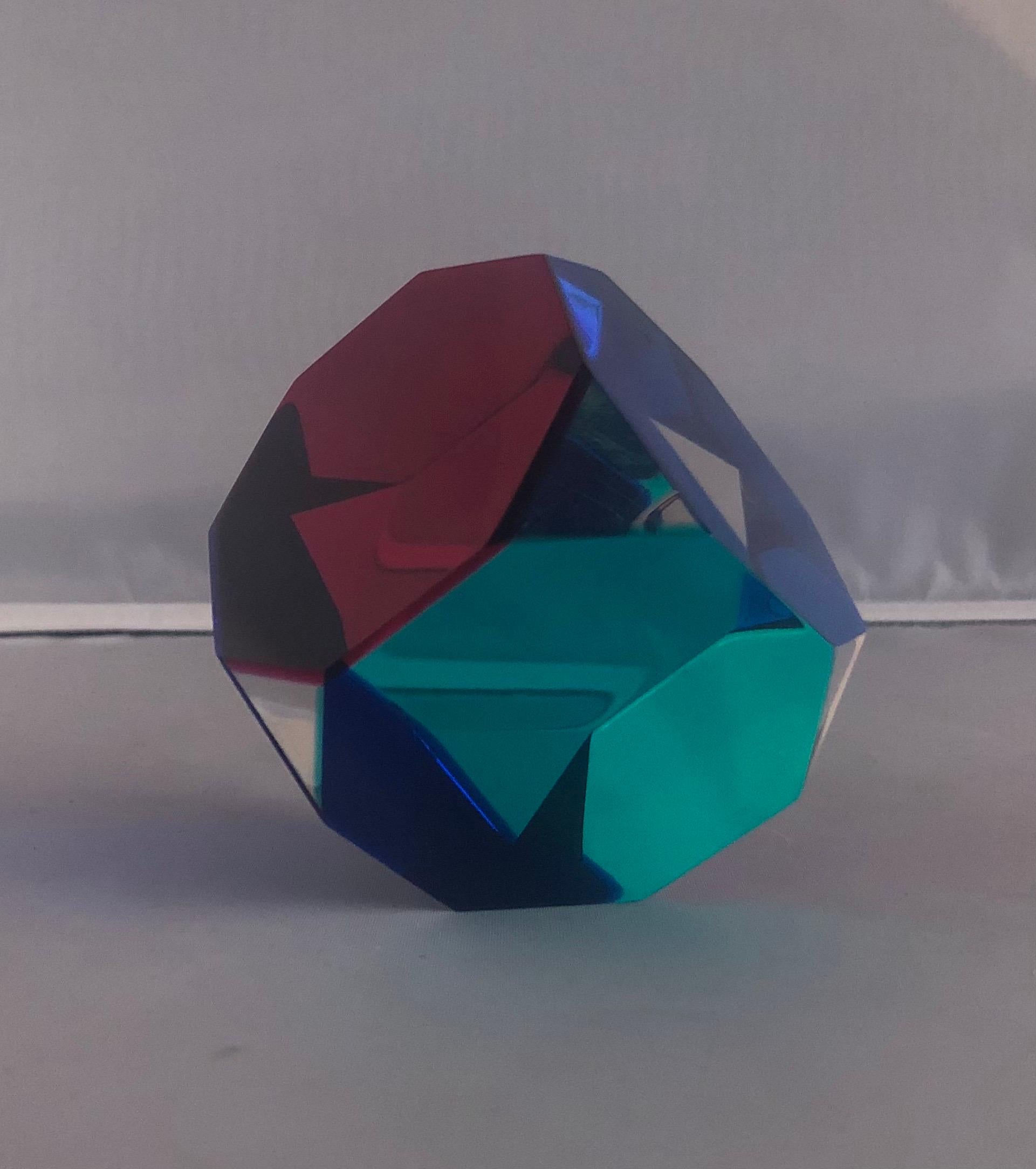 Americano Scultura cubica ottagonale in acrilico Op Art di Vasa Mihich in vendita