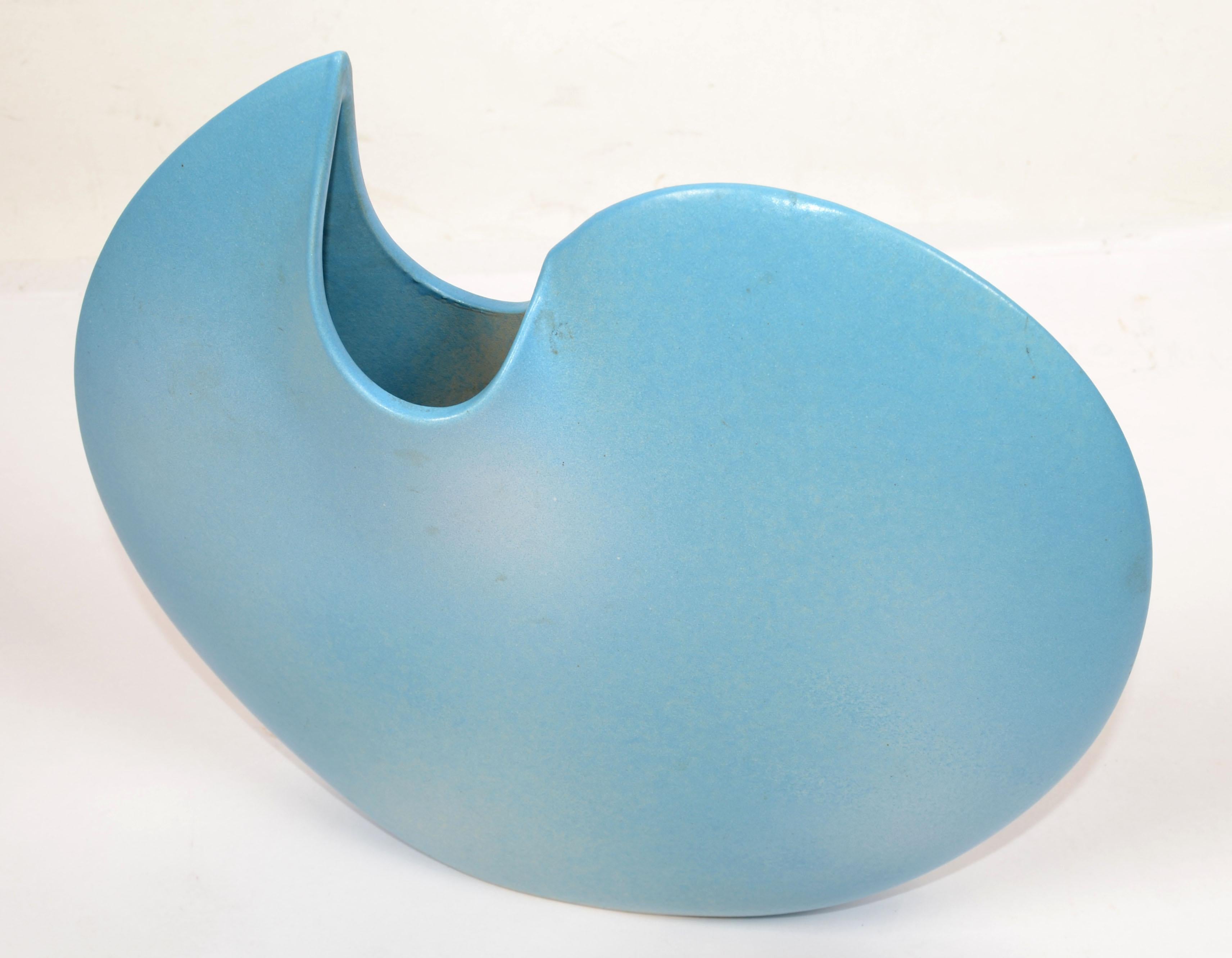 Op Art Japan Ceramic Baby Blue and White Round Flat Vase Mid-Century Modern In Good Condition For Sale In Miami, FL