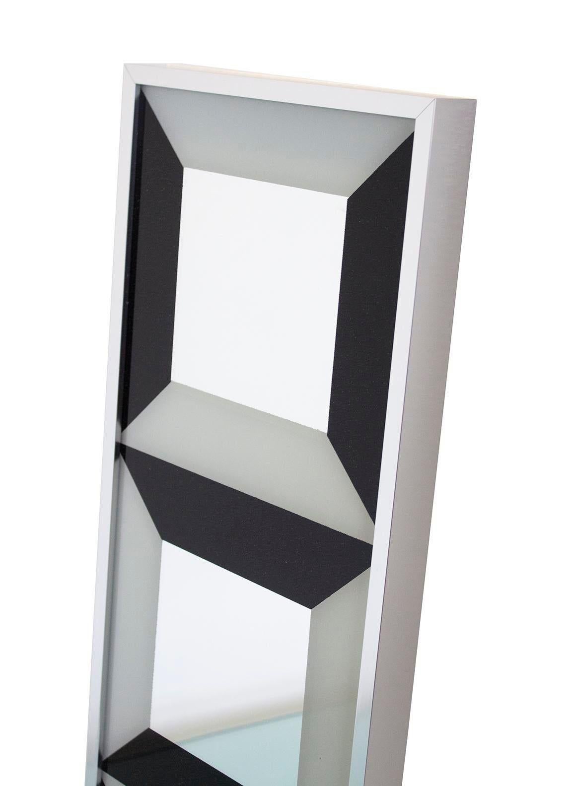 États-Unis, années 1970
Miroir Op Art de Verner Panton / Turner Mfg. Il s'agit d'une configuration verticale de trois carrés avec une bordure op art noire et blanche autour d'un panneau central en miroir. Cette pièce au profil mince est idéale pour
