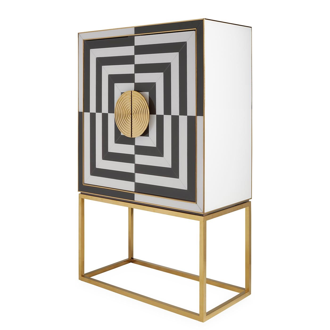 Arte pop. Una edición limitada, nuestro mueble modernista y alucinante tiene cristales pintados al revés en carbón y marfil con detalles de latón pulido. Los tiradores de puerta estriados y de círculo dividido añaden un toque glamuroso. Equipada con