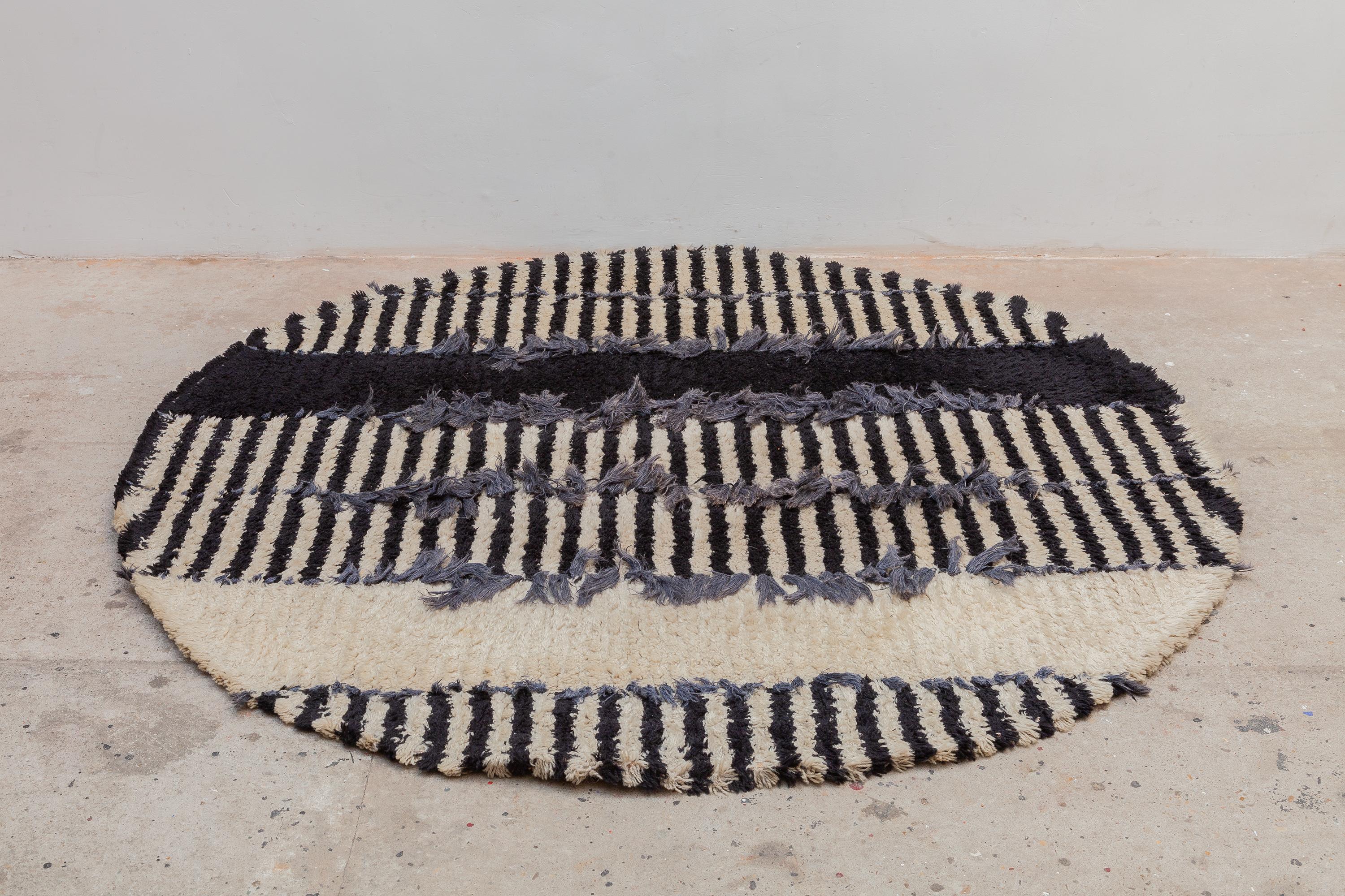 Scandinavian Rya rug designed in the 1960s circular rug by Højer Eksport Wilton modernist round rug in wool and hand knotted. Black and white stripes with blue tufted accents. Dimensions: 170 cm.
  