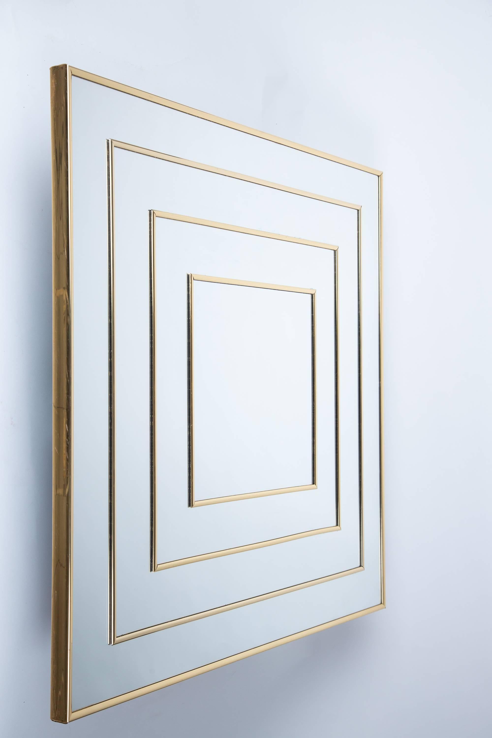 Specchio quadrato Op art con cornice in ottone laccato, anni '80 circa.