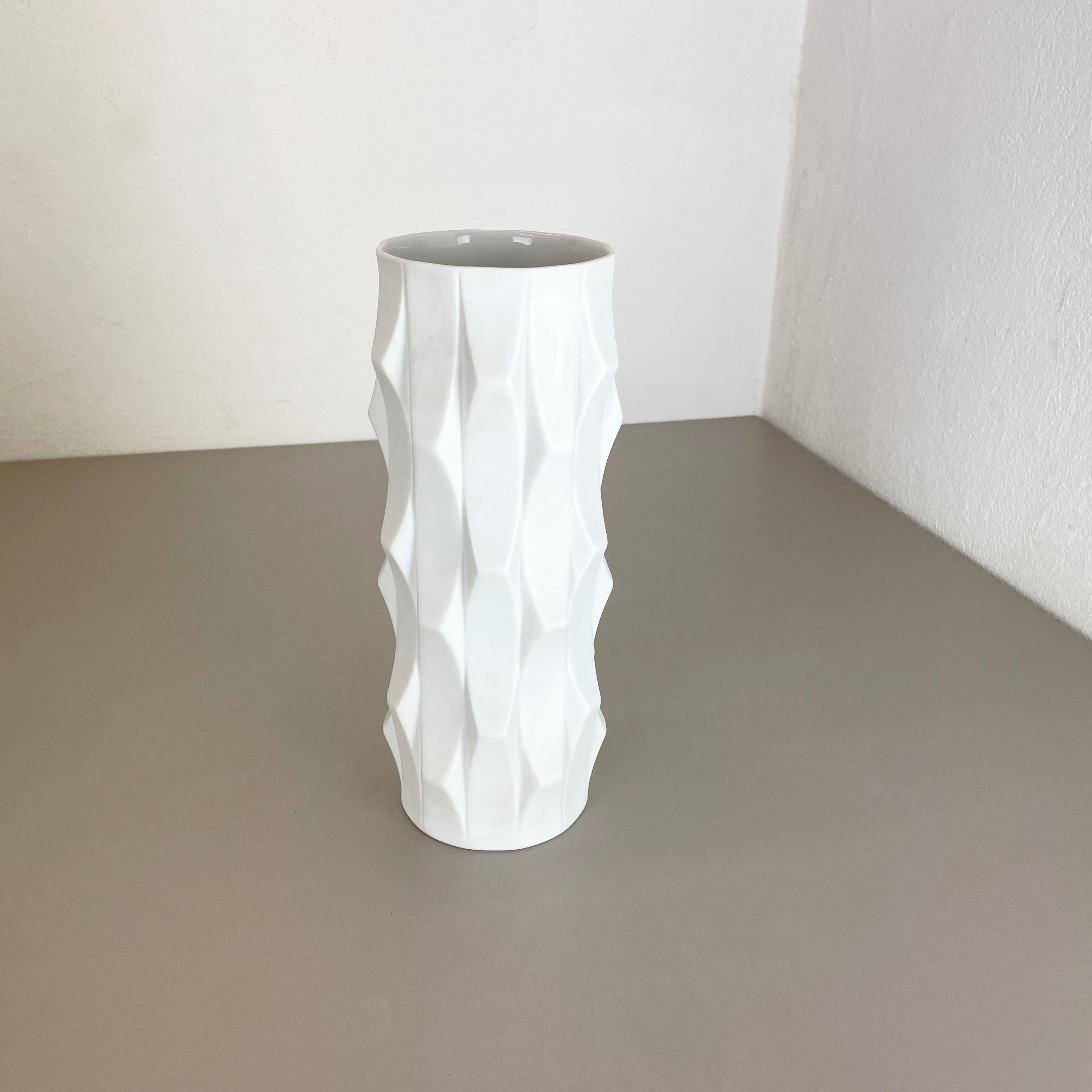 Article :

Vase en porcelaine d'art OP


Producteur :

Hutschenreuther, Allemagne


Concepteur :

Heinrich Fuchs



Décennie :

1970s



Description :

Ce vase OP Art vintage original a été produit et conçu par Heinrich Fuchs
