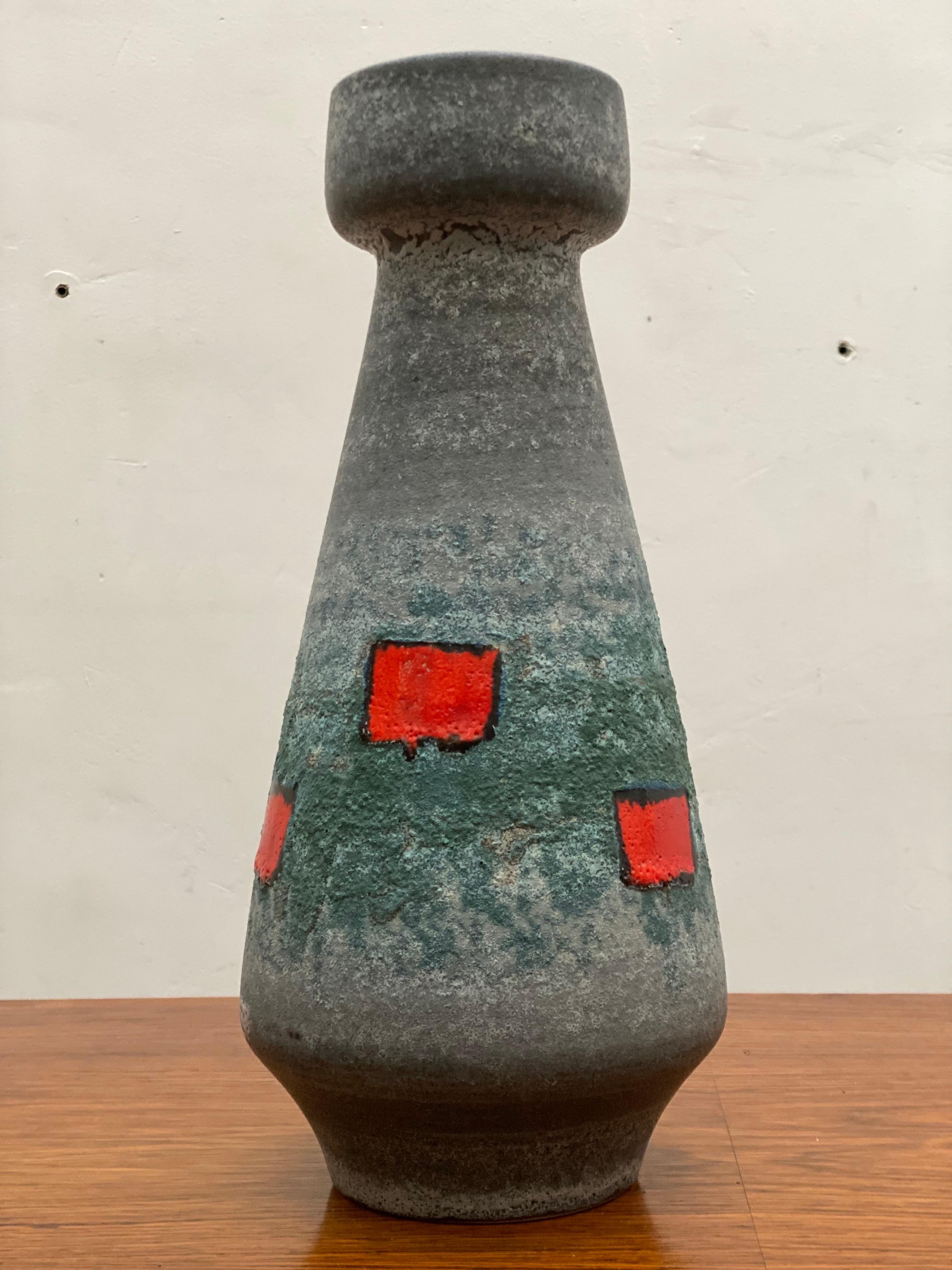Bellissimo vaso decorativo Germania Ovest 1960 disegnato e prodotto in Germania 1960 da Bay Ceramic, in perfette condizioni, firmato sul fondo con il numero 710/35 e W. Germany.