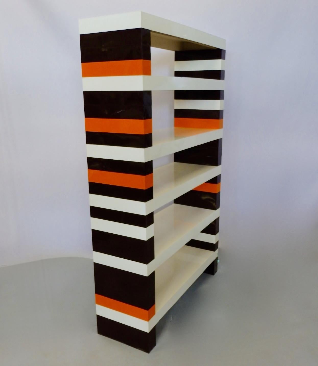 Système d'étagères modulaires de l'ère Memphis nommé Brick pour les droits d'empilage en plastique. Conçu par Gionathan DePas, Donato D'Urbino, Paolo Lomazzi pour Kartell, vers 1970. Cet ensemble se compose de quarante briques et de six étagères.
