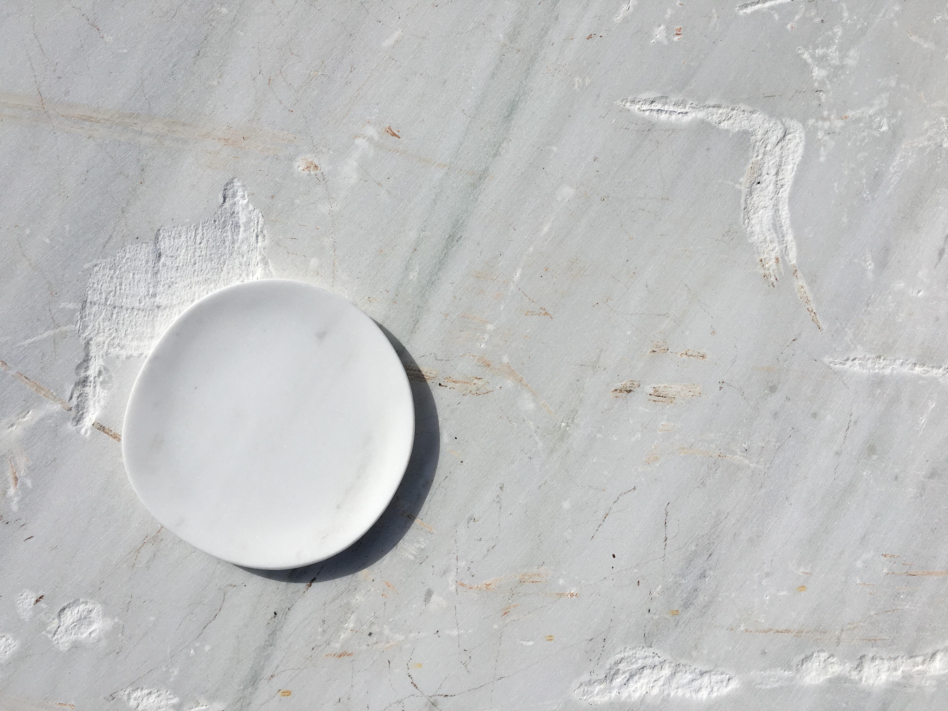 Moderne Opa ! Plateau en marbre par on.Entropy en marbre blanc ou vert en vente