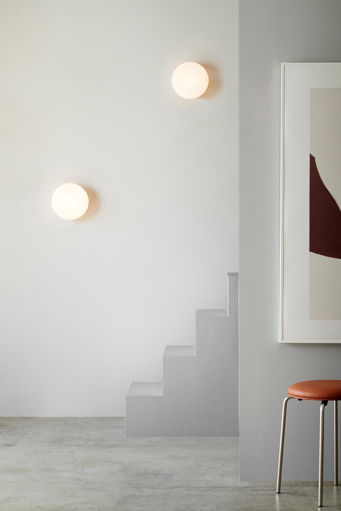 Opa Wall Lamp ist eine kleine Opallampe, die sowohl für die Wand als auch für die Decke geeignet ist. Das Ziel war es, eine saubere und wirkungsvolle Glasleuchte zu schaffen, die in kleinen Räumen wie Fluren, Eingangsbereichen oder neben Bildern
