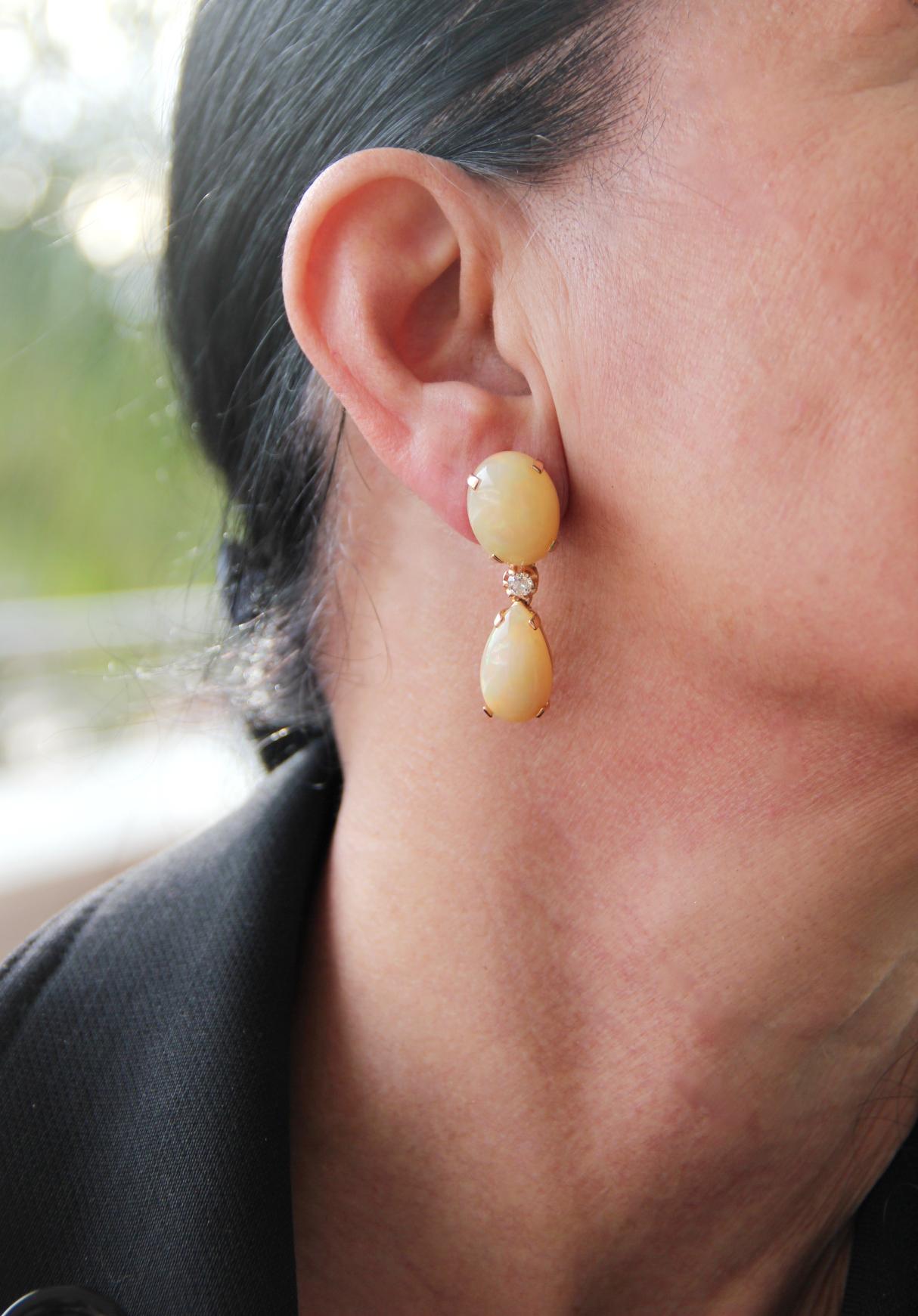 Boucles d'oreilles en goutte en or jaune 14 carats avec opale et diamants en vente 2