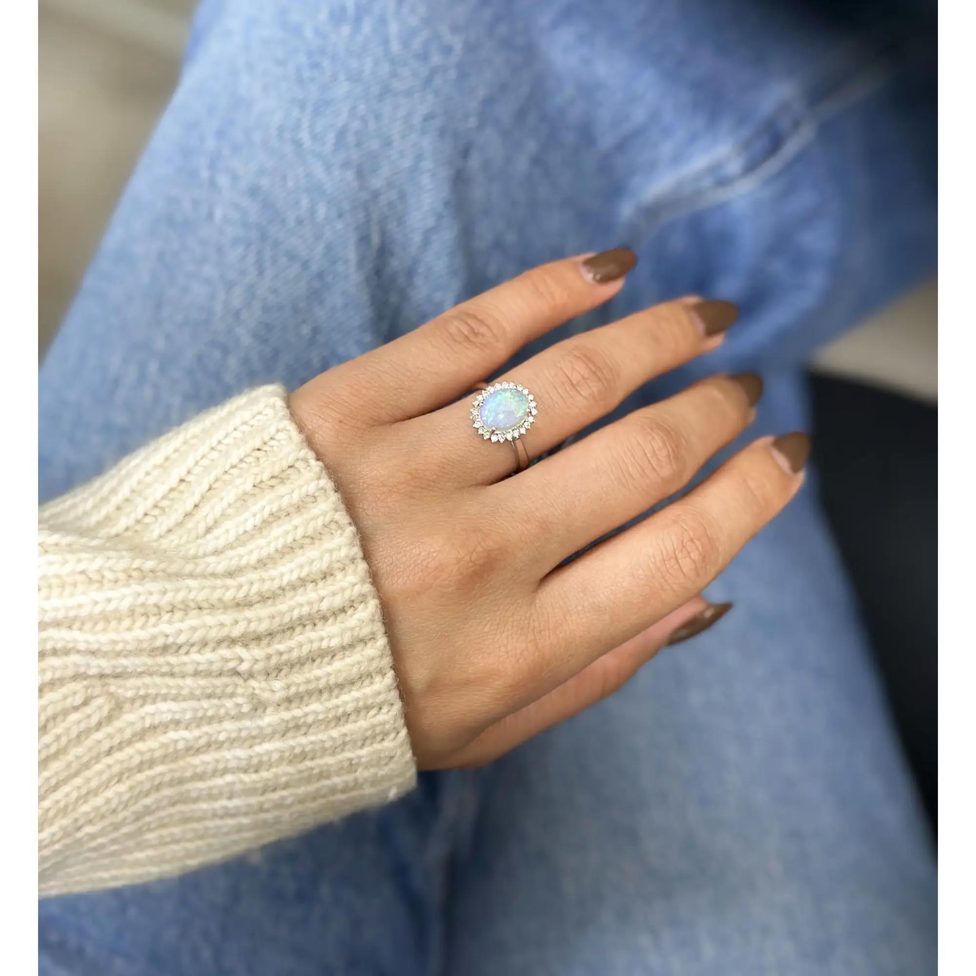 Opalo 1.80Ctw Y Diamante 0.25Ctw Anillo Cocktail Oro Blanco 14K Talla 7 en Excelente estado para la venta en New York, NY