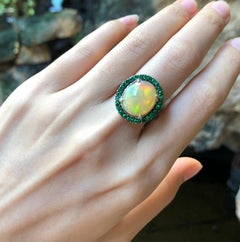 Opal 3,84 Karat mit Tsavorit 0,96 Karat Ring in 18 Karat Weißgold Setti gefasst