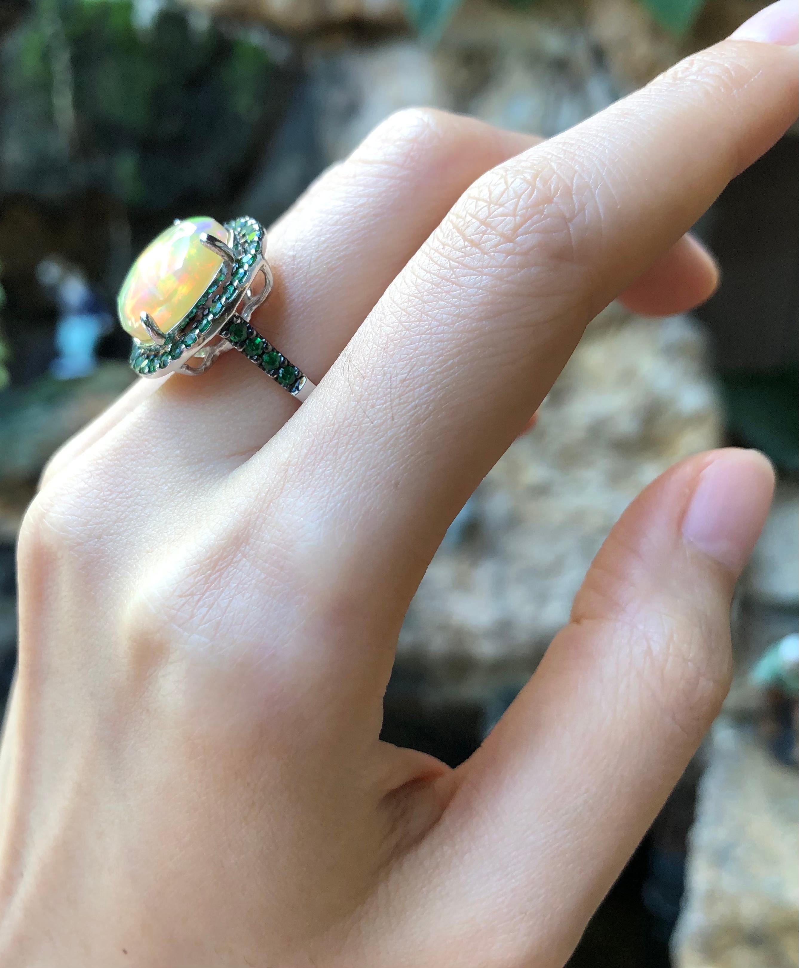 Anello con Opale 3,84 carati e Tsavorite 0,96 carati in oro bianco 18 carati. In condizioni Nuovo in vendita a Bangkok, TH