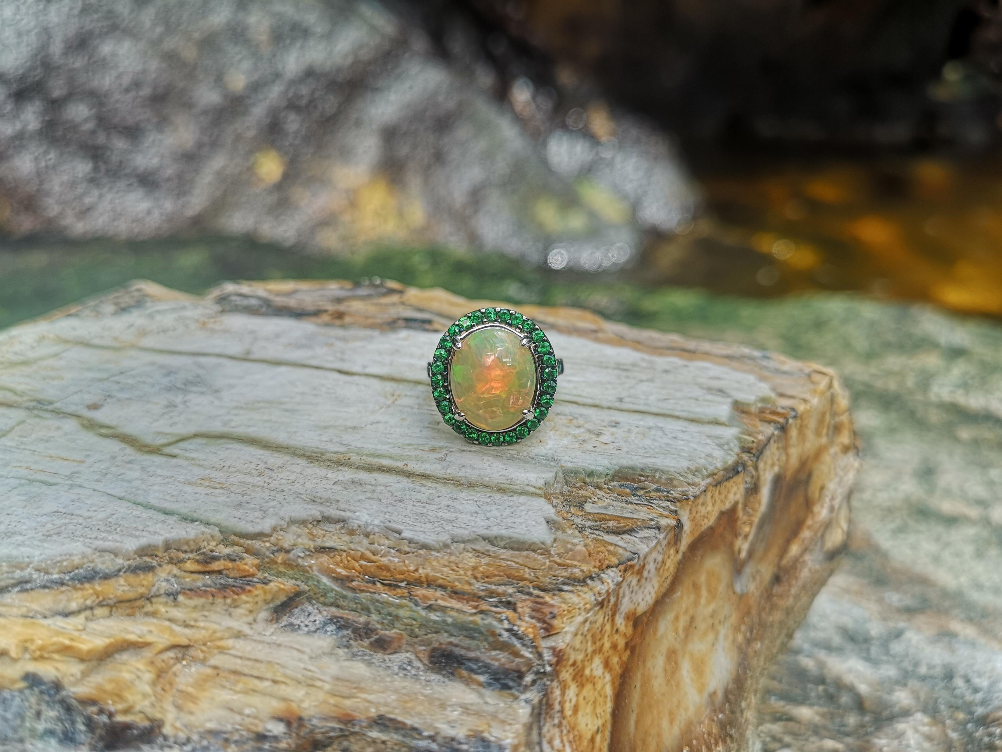 Anello con Opale 3,84 carati e Tsavorite 0,96 carati in oro bianco 18 carati. in vendita 1