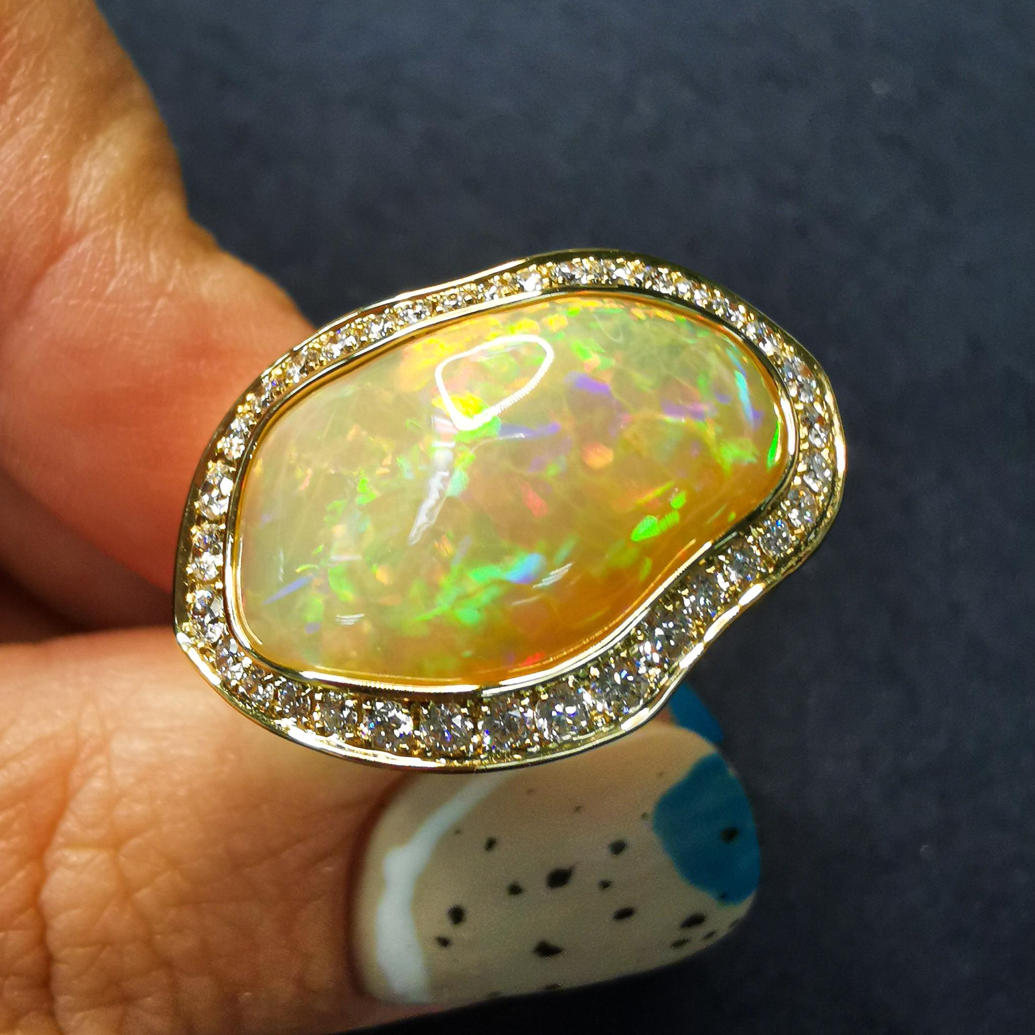 Opal 7,47 Karat Diamanten 18 Karat Gelbgold Ring (Zeitgenössisch) im Angebot