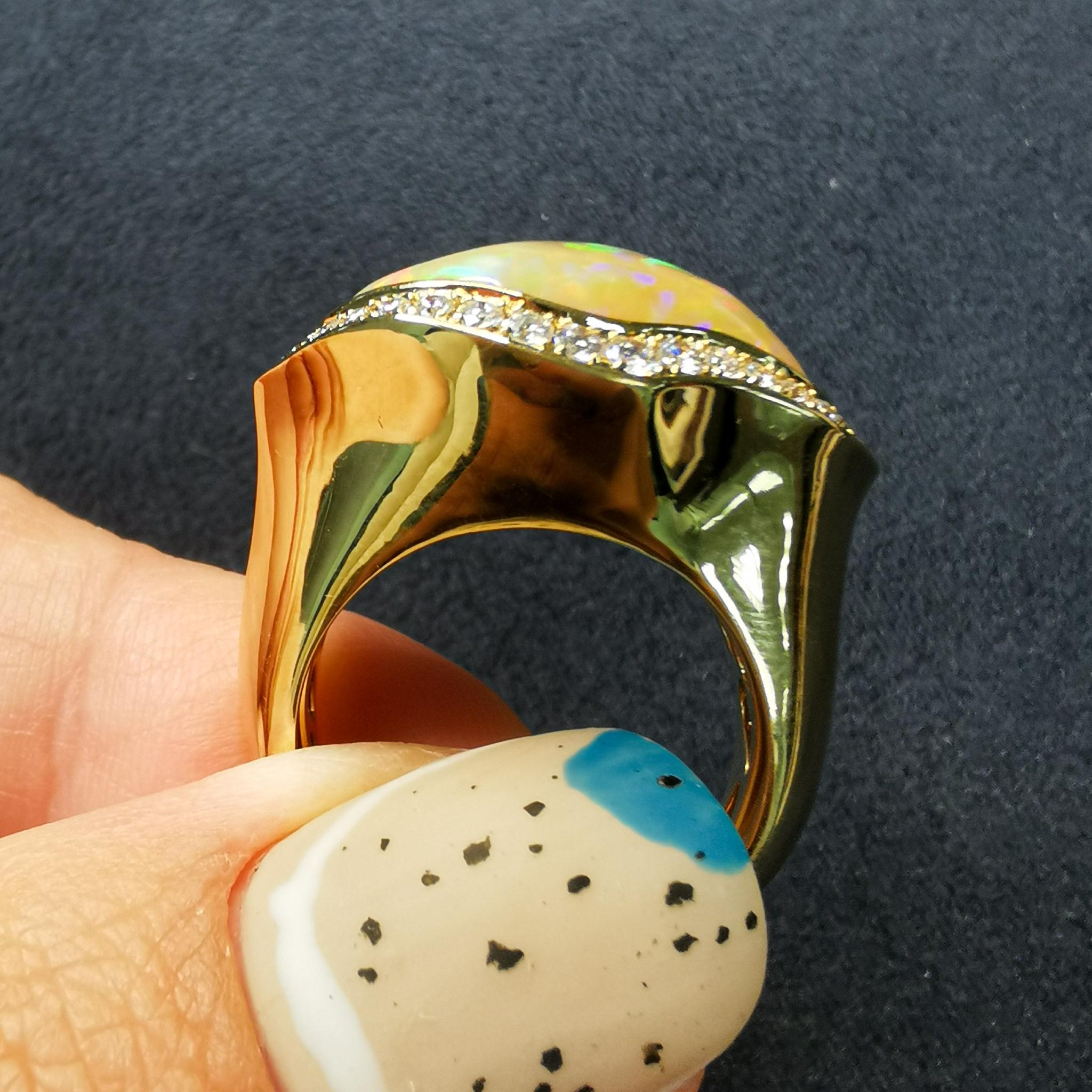 Opal 7,47 Karat Diamanten 18 Karat Gelbgold Ring (Kegel-Cabochon)