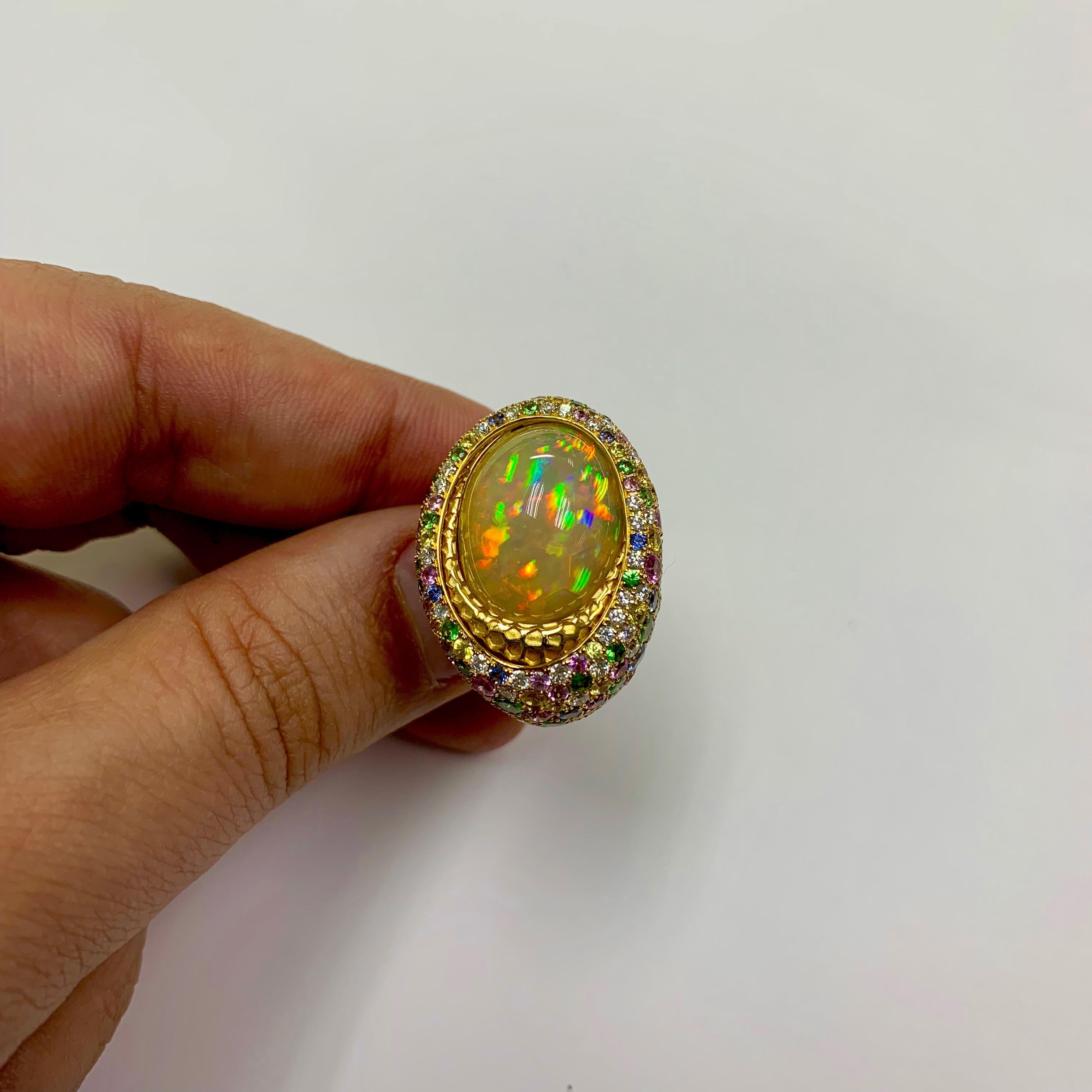 18 Karat Gelbgold Wabenförmiger Ring mit Opal 9,14 Karat Diamanten und Saphir Damen im Angebot