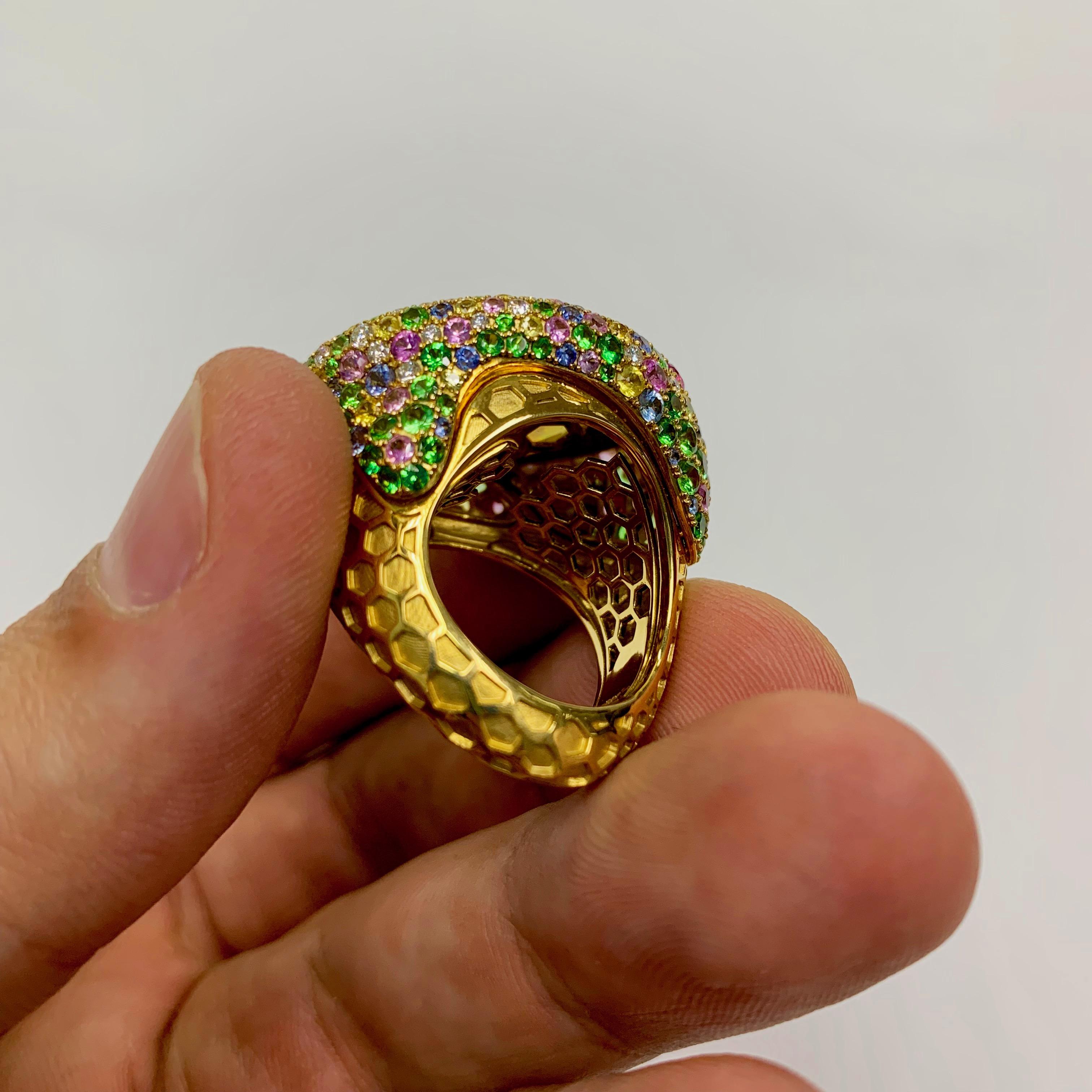 18 Karat Gelbgold Wabenförmiger Ring mit Opal 9,14 Karat Diamanten und Saphir im Angebot 1