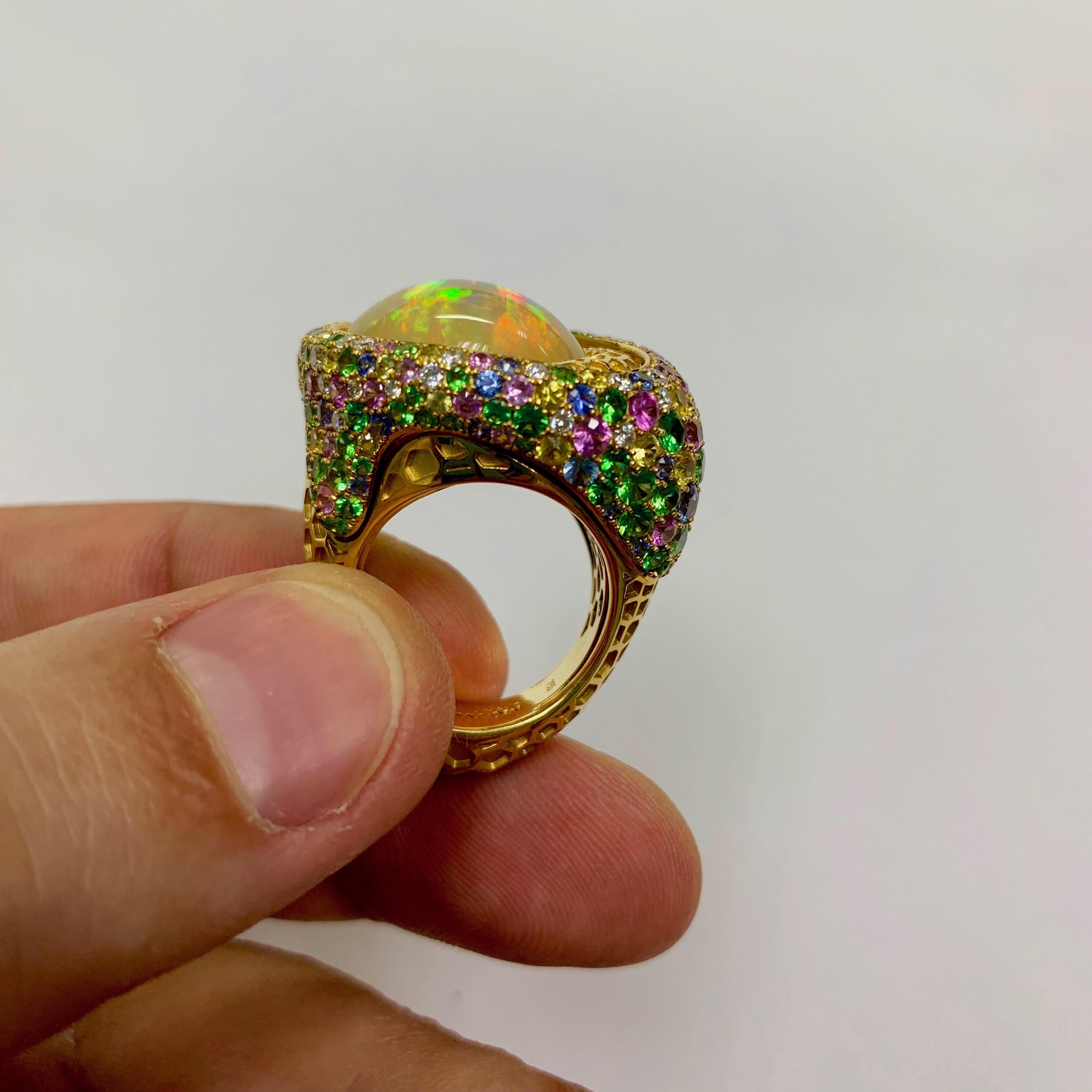 18 Karat Gelbgold Wabenförmiger Ring mit Opal 9,14 Karat Diamanten und Saphir im Angebot 2