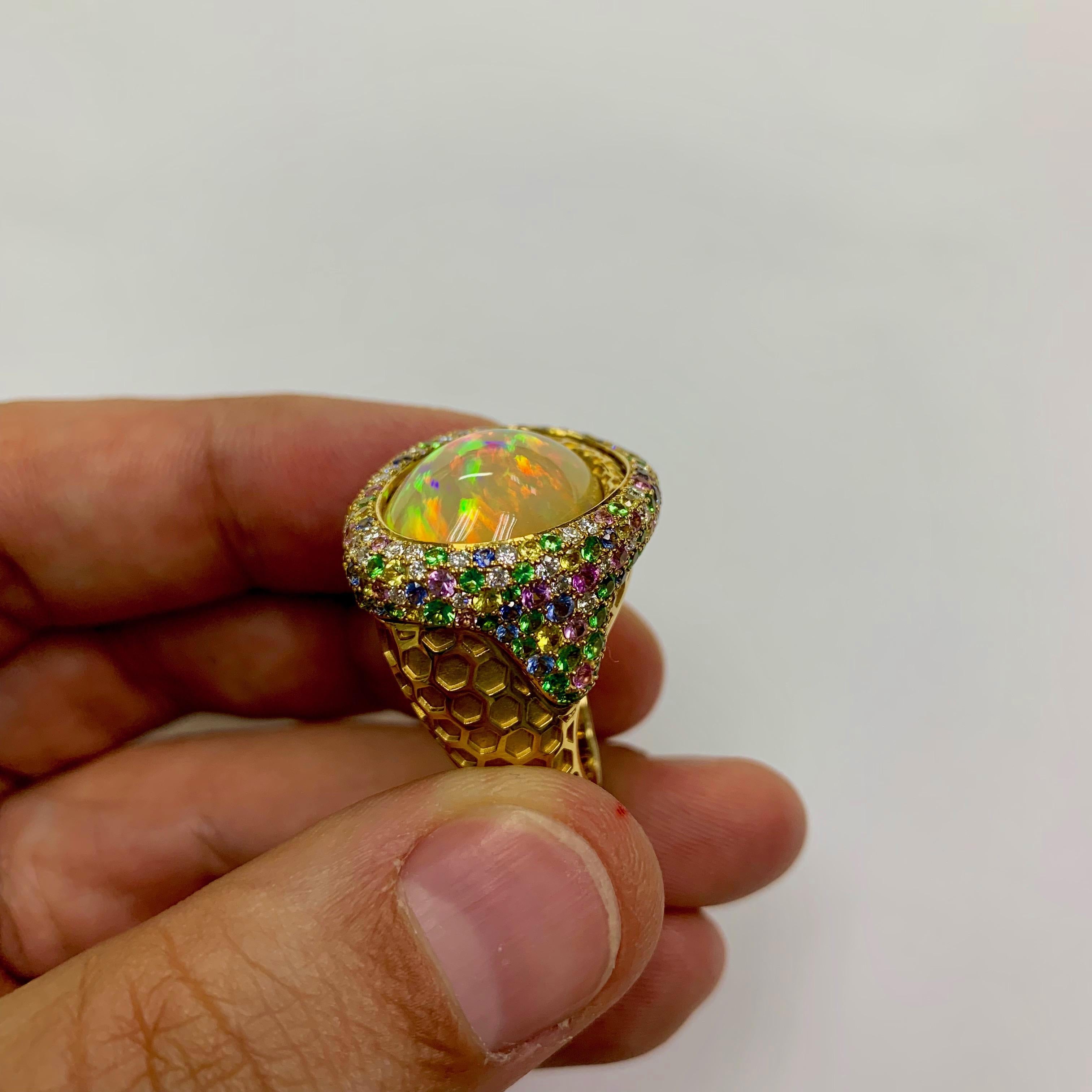 18 Karat Gelbgold Wabenförmiger Ring mit Opal 9,14 Karat Diamanten und Saphir im Angebot 3