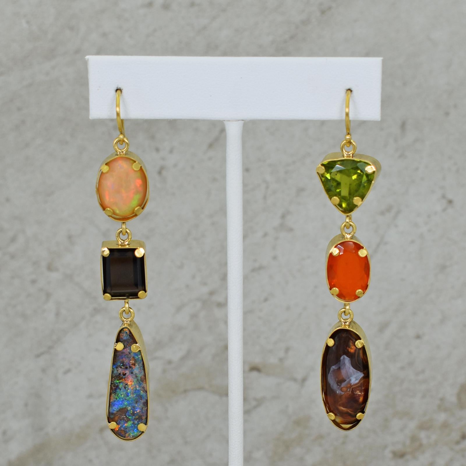 Dreistufige, handgeschmiedete Ohrringe aus 22 Karat Gelbgold mit äthiopischem Opal (5,5 ct), Rauchquarz (5,4 ct), australischem Boulder-Opal (8,3 ct), Peridot (7,2 ct), mexikanischem Feueropal (2,4 ct) und Feuerachat (12,9 ct). Die Ohrringe haben