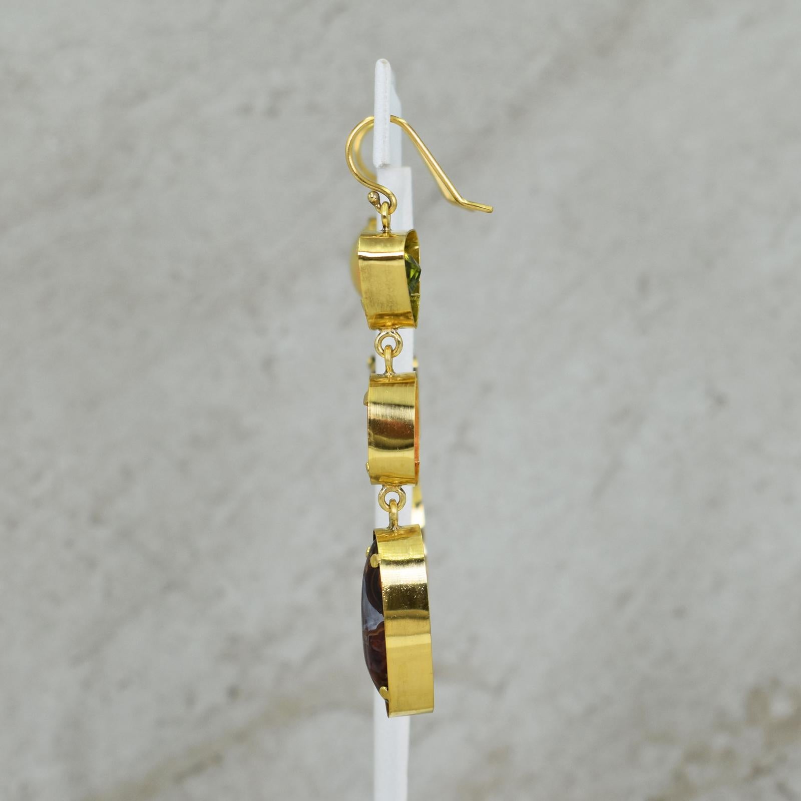 Contemporain Boucles d'oreilles pendantes en or 22 carats avec opale, agate et péridots multi-pierres en vente