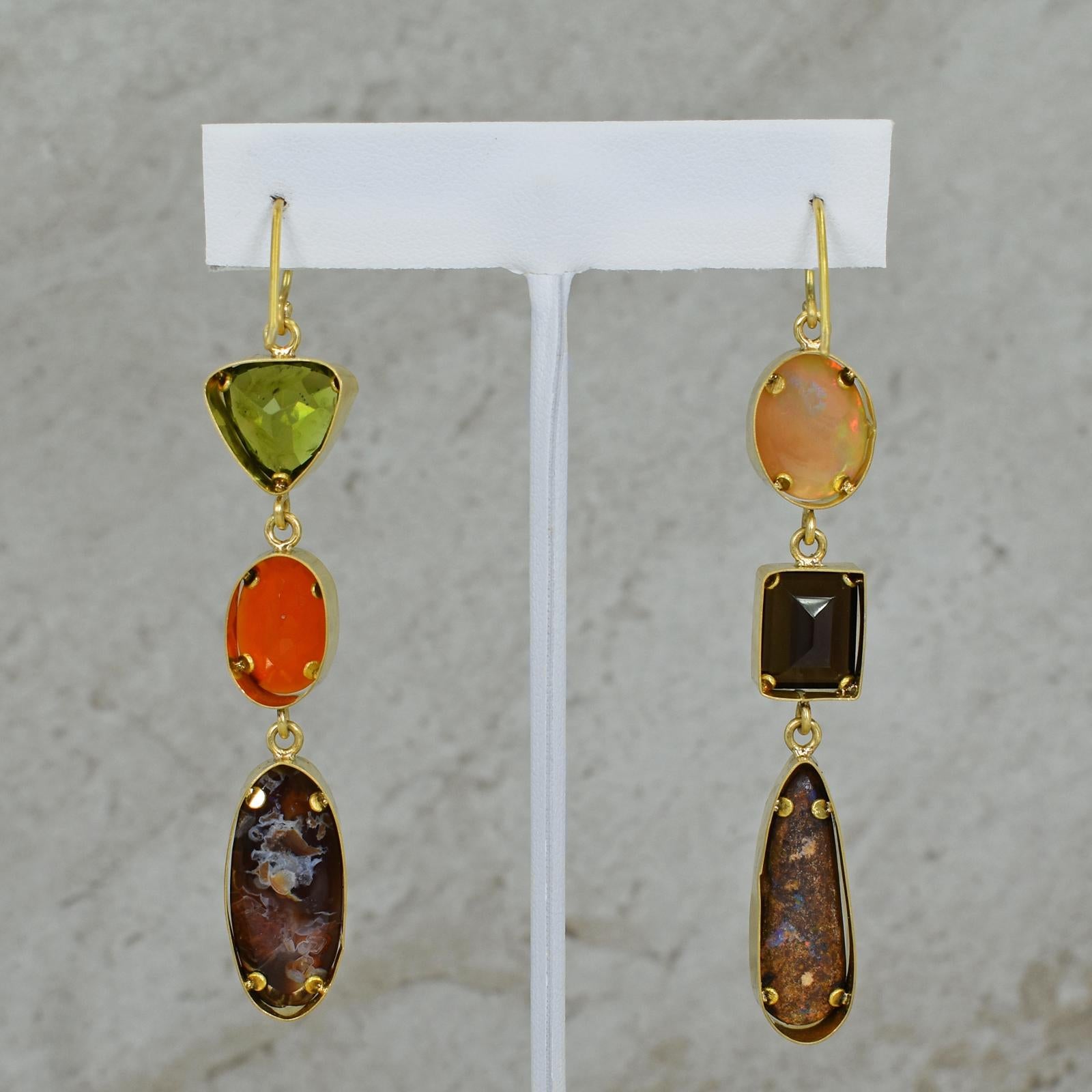 Taille cabochon Boucles d'oreilles pendantes en or 22 carats avec opale, agate et péridots multi-pierres en vente