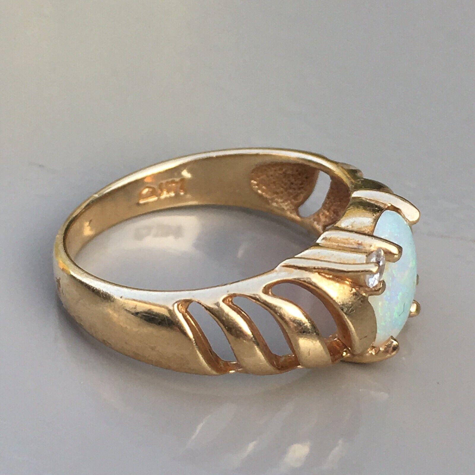 14 Karat Gold Damenring mit natürlichem Opal und Diamant

ca. 1960er Jahre, amerikanisches Fabrikat, sehr guter Zustand 
14 Karat Gold Damenring, 5,5 mm x 8,5 mm, ovaler natürlicher Opal, veredelt durch zwei 2 mm runde Diamanten im Brillantschliff,
