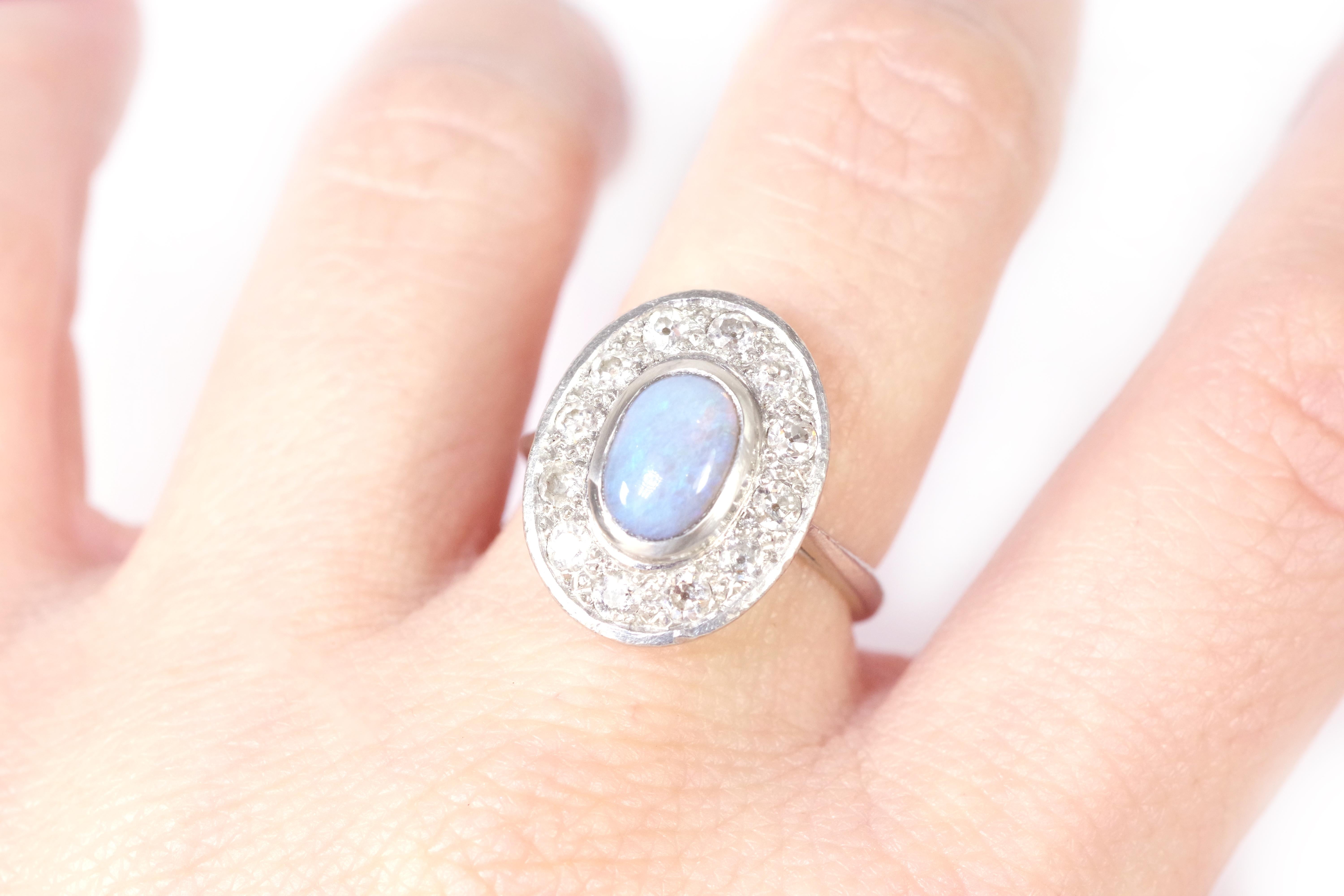 Anello Art Deco in platino con opale e diamanti, anello a grappolo, anni '30 In condizioni buone in vendita a PARIS, FR