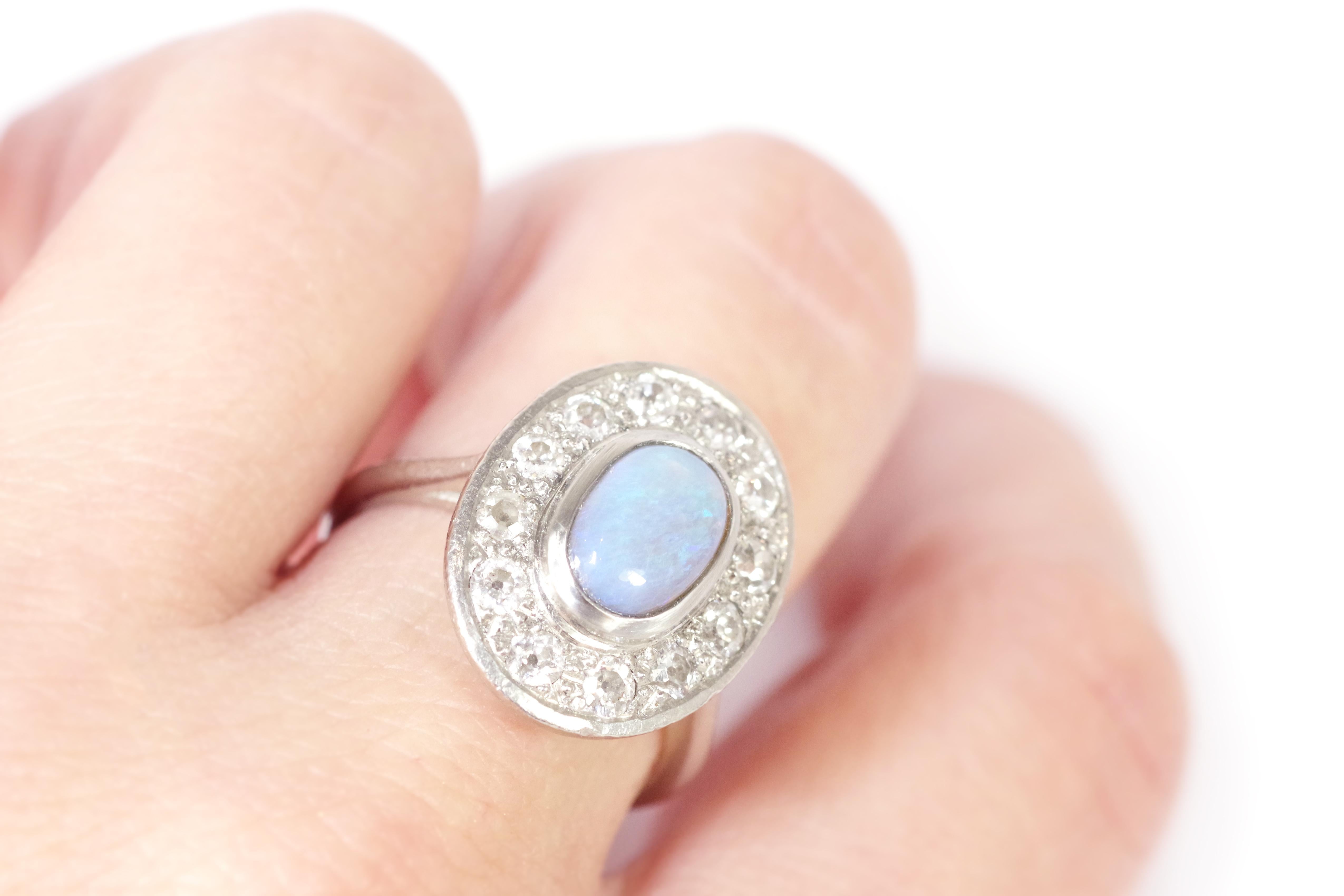 Donna Anello Art Deco in platino con opale e diamanti, anello a grappolo, anni '30 in vendita