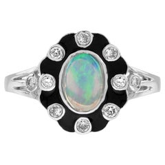 Opal und Diamant Art Deco Stil Emaille Halo-Ring aus 9 Karat Weißgold mit Opal und Diamant