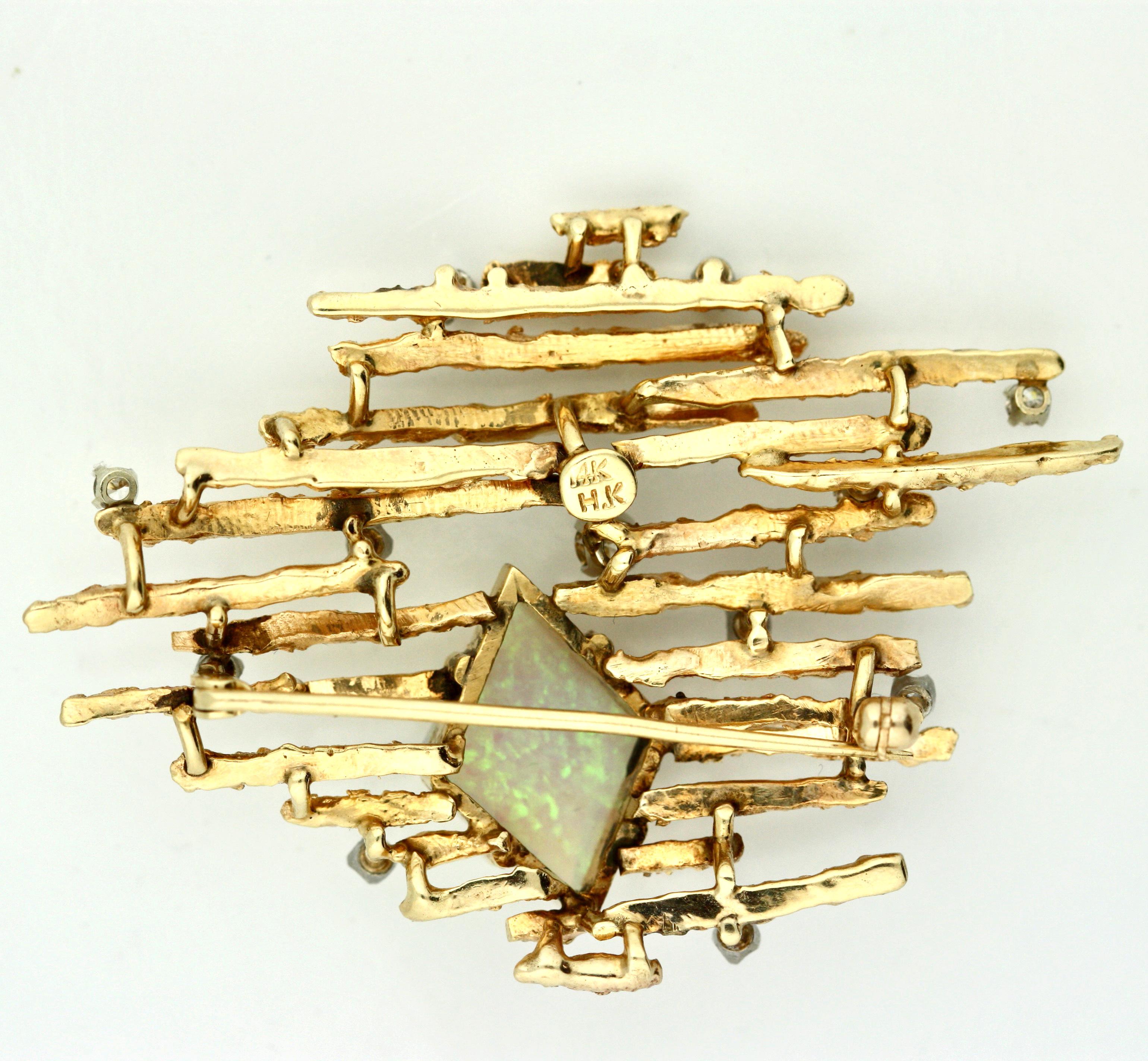 Opal- und Diamant-Brosche
Abstraktes Design, in der Mitte mit einem Opal von ca. 12 x 16 mm besetzt, innerhalb von 12 Diamanten im Brillantschliff, montiert in 14 Karat Gelbgold, Bruttogewicht ca. 16,1 Gramm, 2,25 x 1 3/4 Zoll