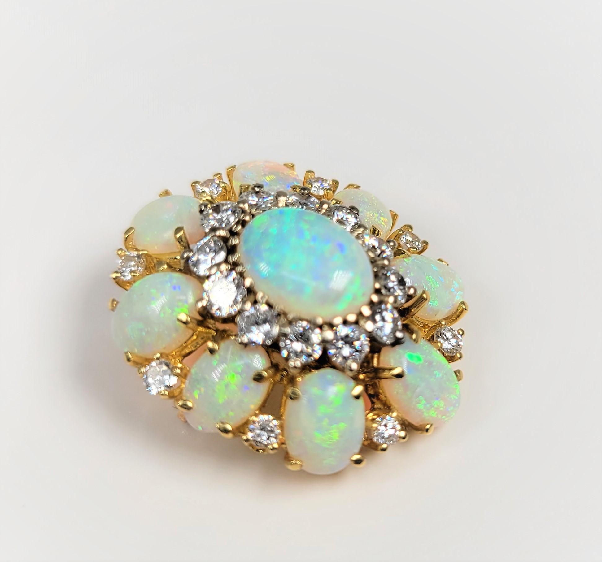 Cette broche en opale et diamant est tellement colorée !  Serti en or jaune 18 carats, il peut également être porté en pendentif.