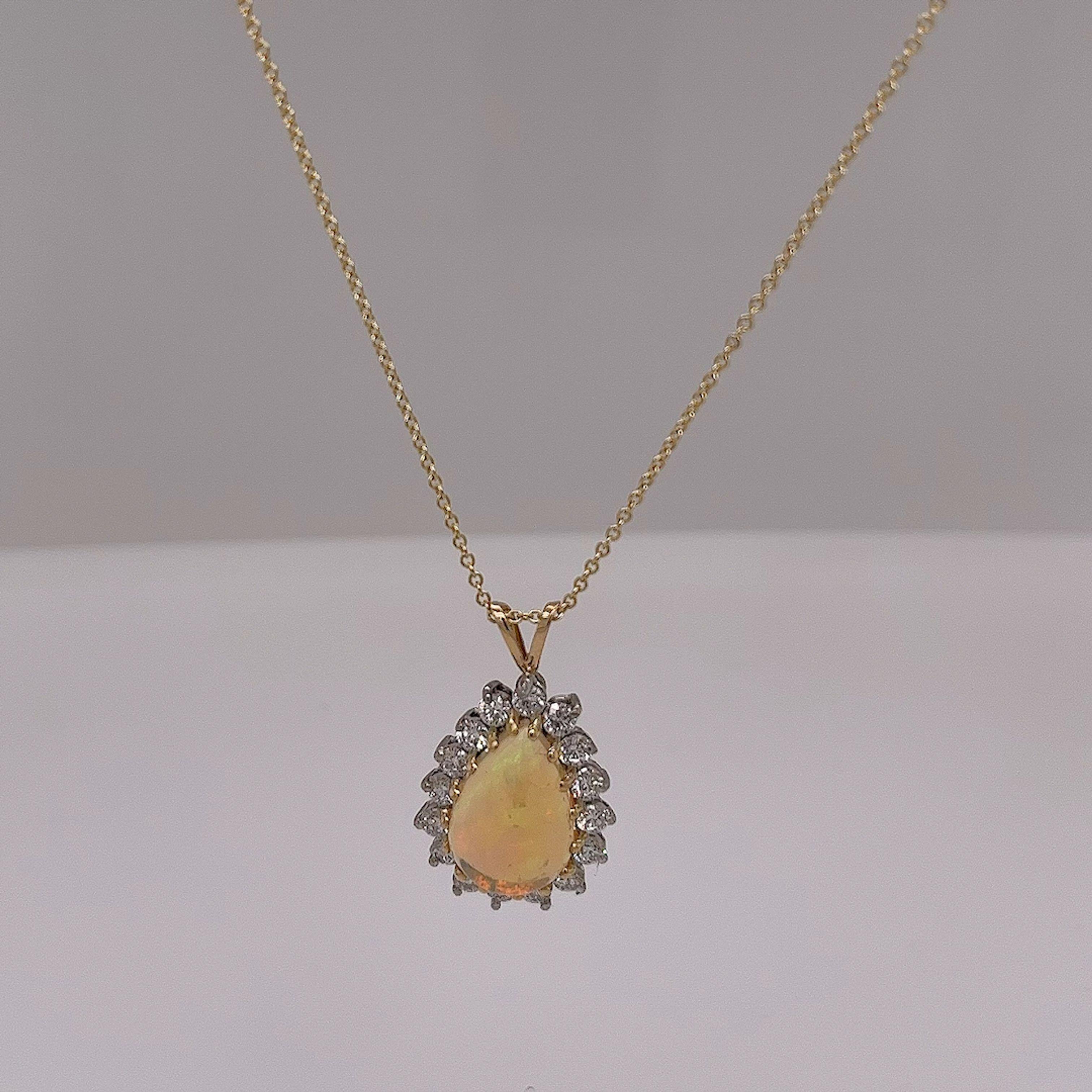 Dieser wunderschöne Opal- und Diamantanhänger ist mit einem 1,50-karätigen birnenförmigen Opal und 18 runden Diamanten im Brillantschliff in einer 18-karätigen Gelbgoldfassung besetzt.
Der Anhänger hängt an einer Kette aus 18 Karat Gelbgold, die 18