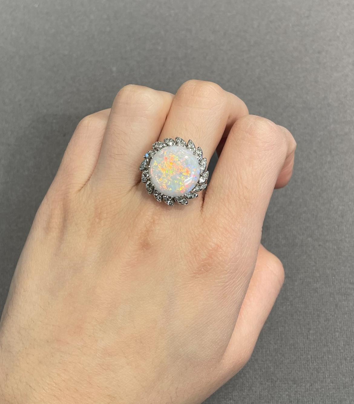 Bague cocktail en opale et diamants 

Bague en or blanc sertie d'une opale ronde entourée de diamants de taille marquise. 

Taille de l'anneau : 6.75
Redimensionnement gratuit 
Type de métal :  Or 14 carats