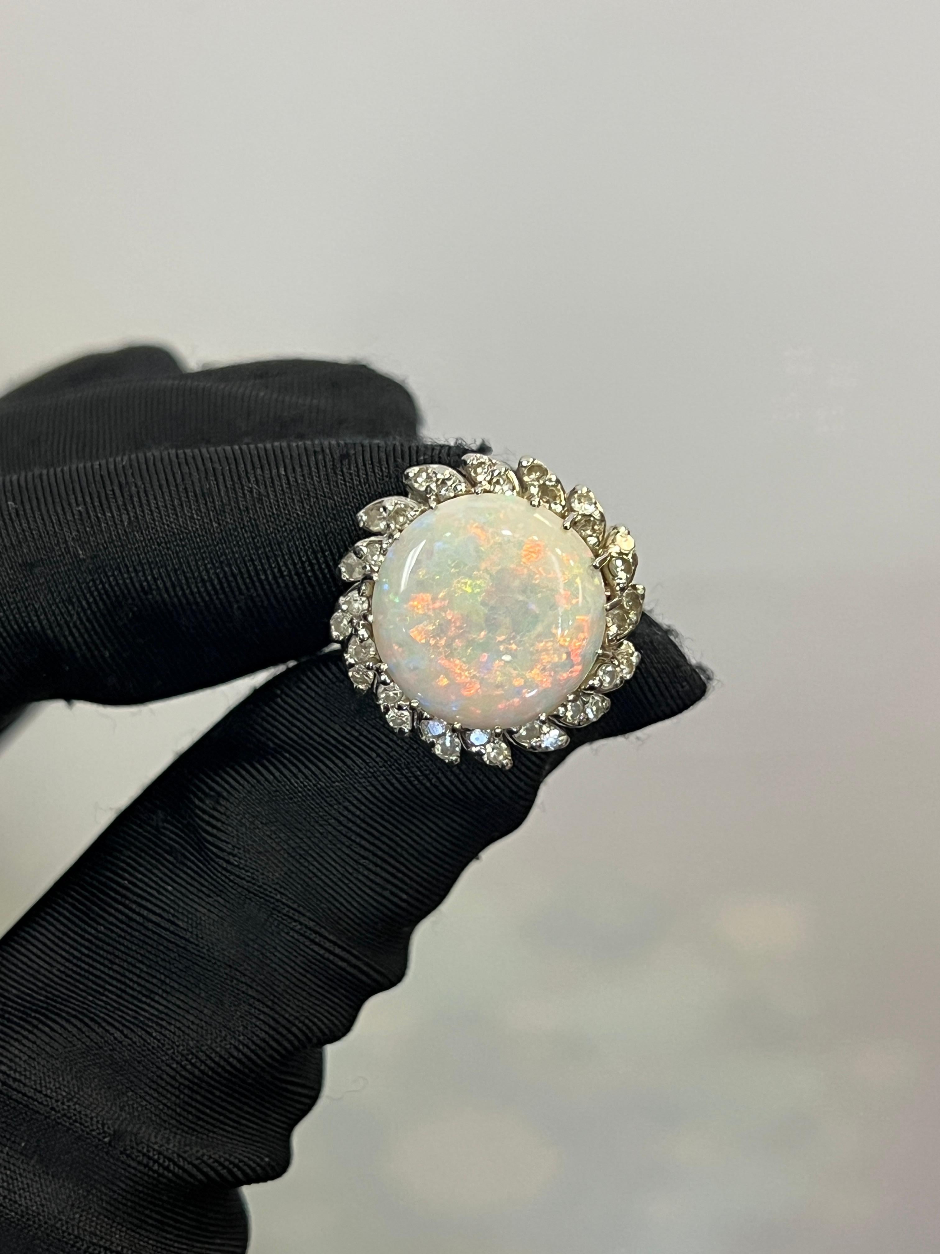 Bague cocktail en opale et diamants Excellent état - En vente à New York, NY