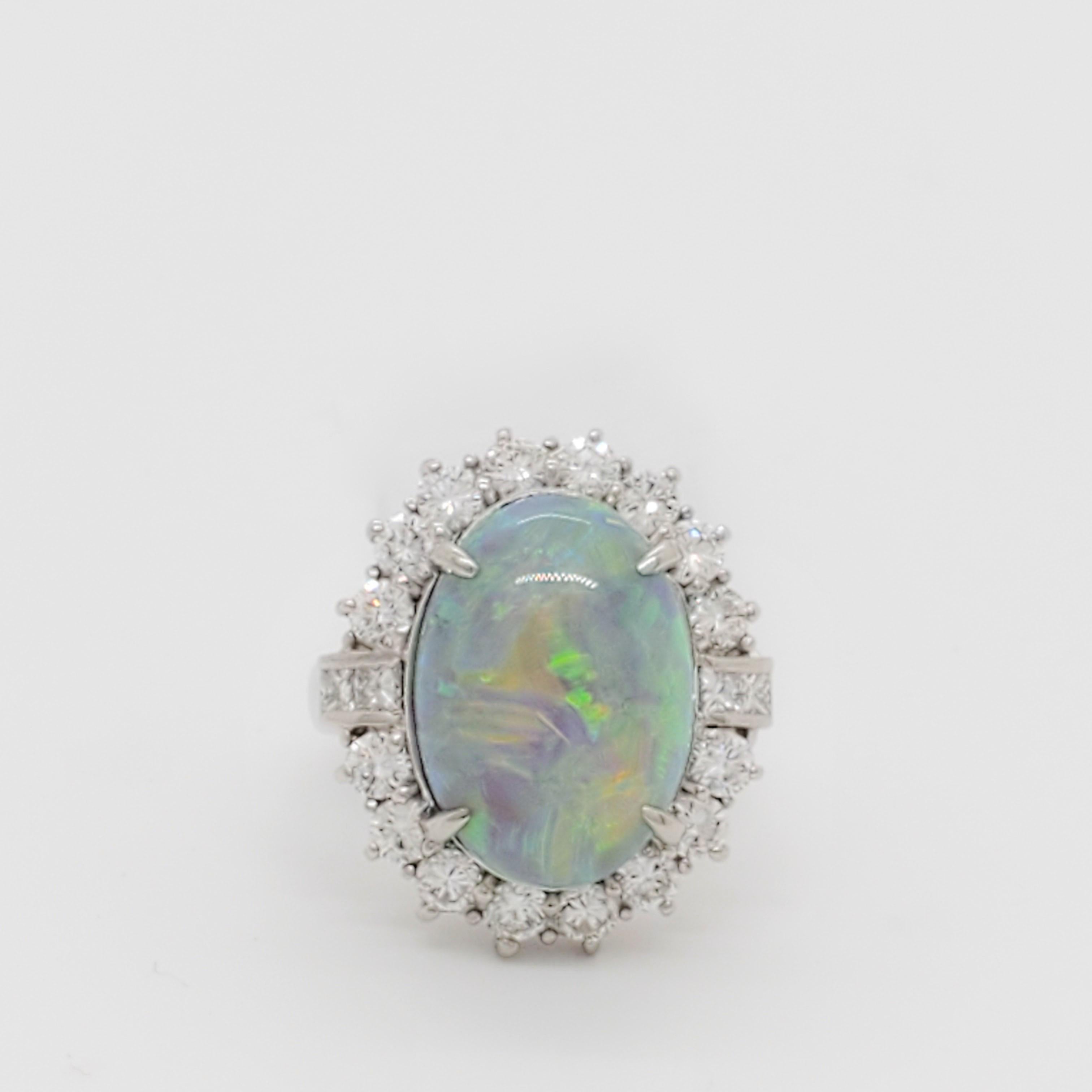 Wunderschöner ovaler 7,01-karätiger Opal-Cabochon mit 1,28-karätigen, weißen und glänzenden Diamanten im Rund- und Quadratschliff von guter Qualität.  Handgefertigt in Platin.  Ringgröße 5.5.