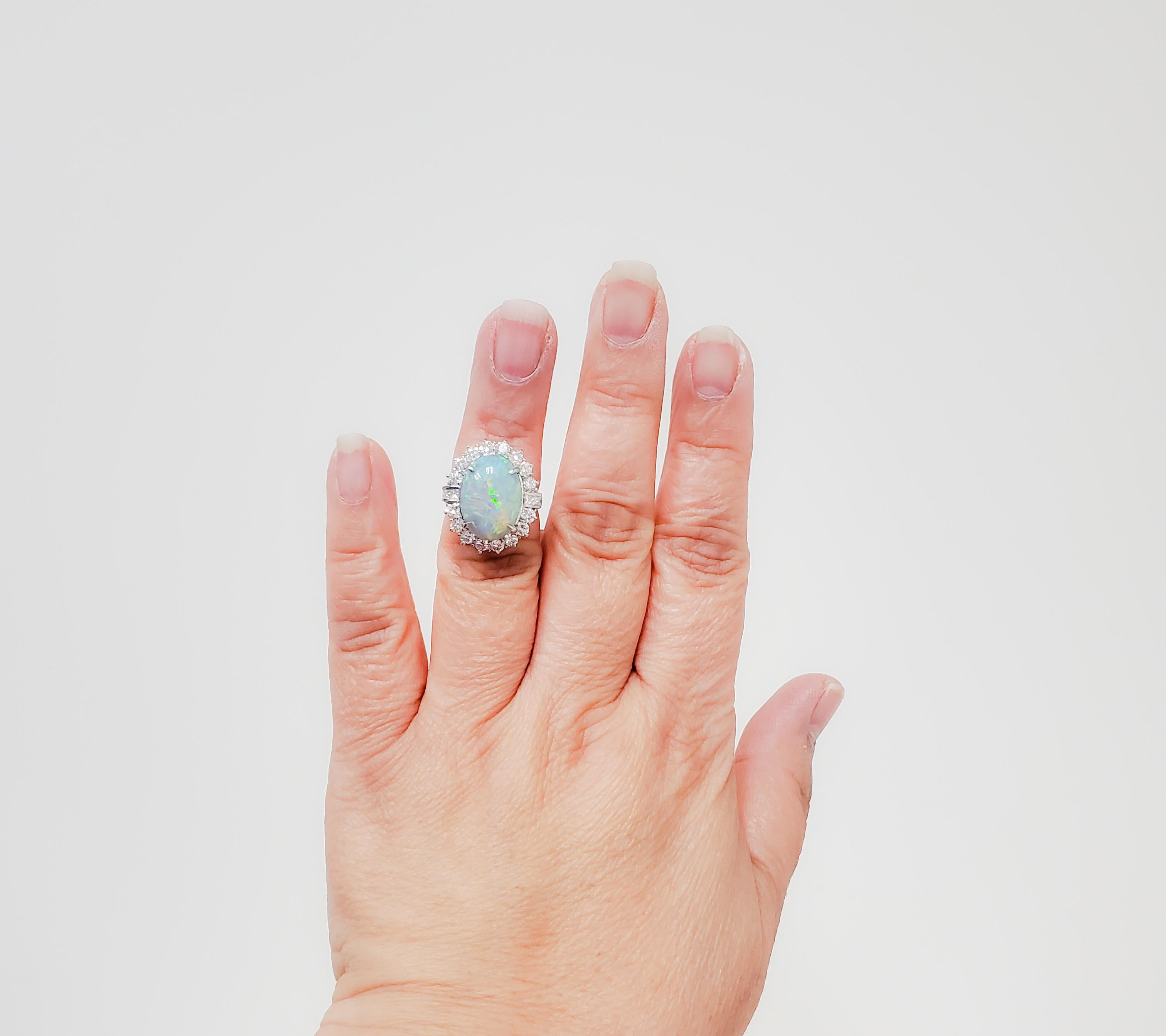 Platin-Cocktailring mit Opal und Diamant (Ovalschliff)
