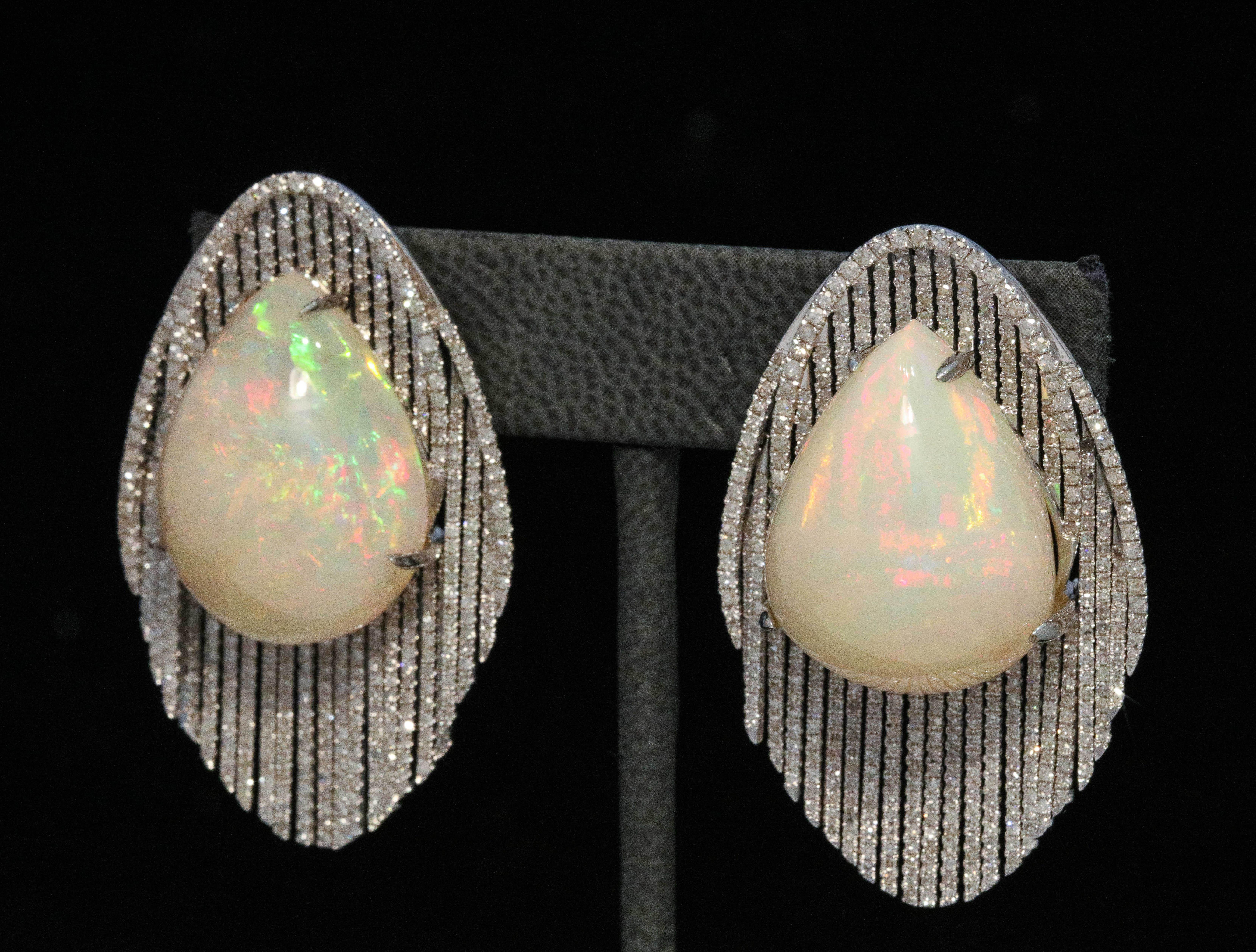 Boucles d'oreilles en opale et diamant avec 3,67 diamants

Poids de l'opale environ 50 ct