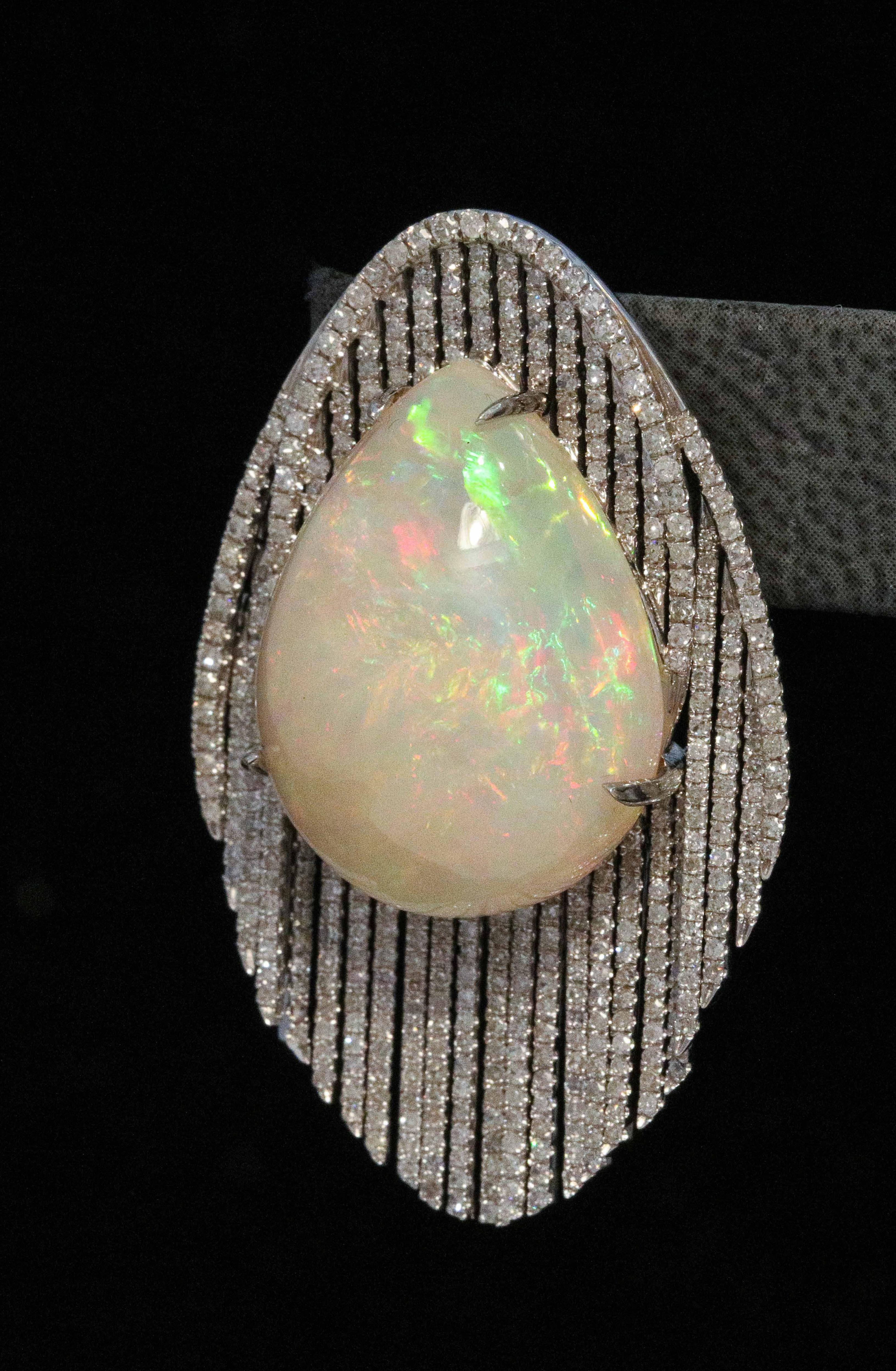 Taille poire Boucles d'oreilles en opale et diamant en vente