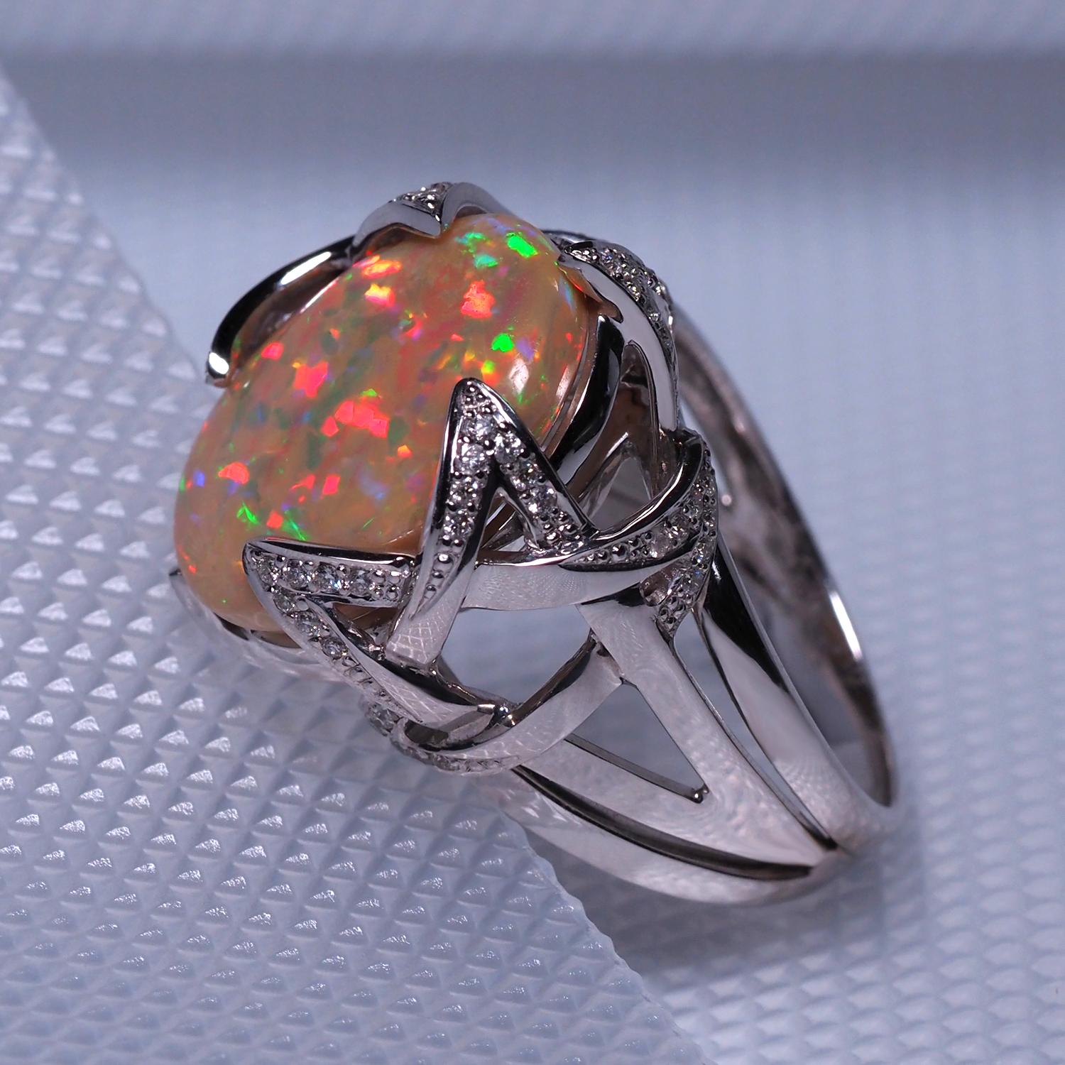 Opal Diamond Gold Ring Design Star Opalescence Rainbow In New Condition In Berlin, DE