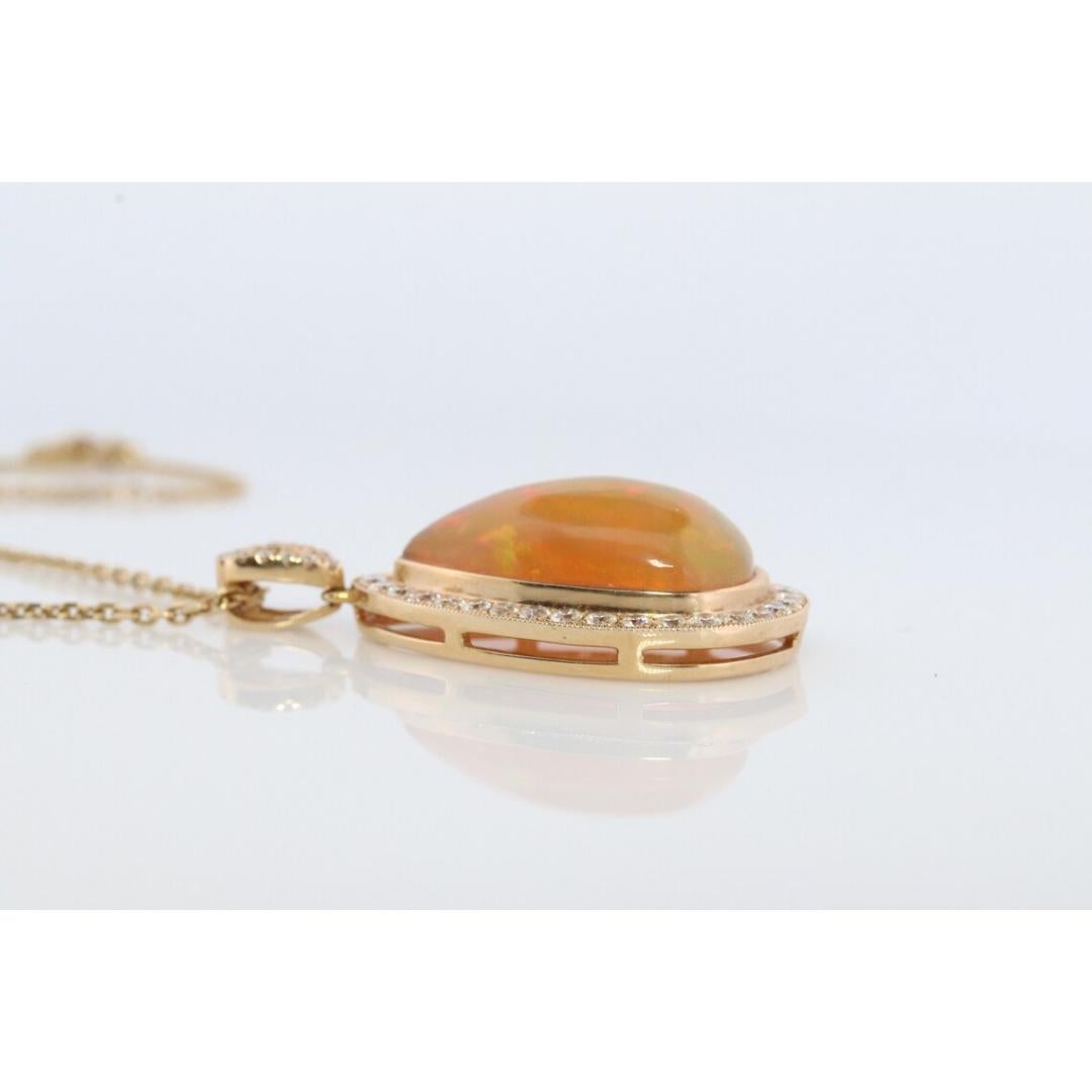 Vintage des années 1980
MATERIAL : Or
Pierre précieuse : Opale

Style : Minimaliste

Un pendentif absolument magnifique.

Véritable cristal d'opale naturel.
--- A des éclairs de vert, d'orange, de rouge et de jaune.

Or jaune 14k avec un halo de