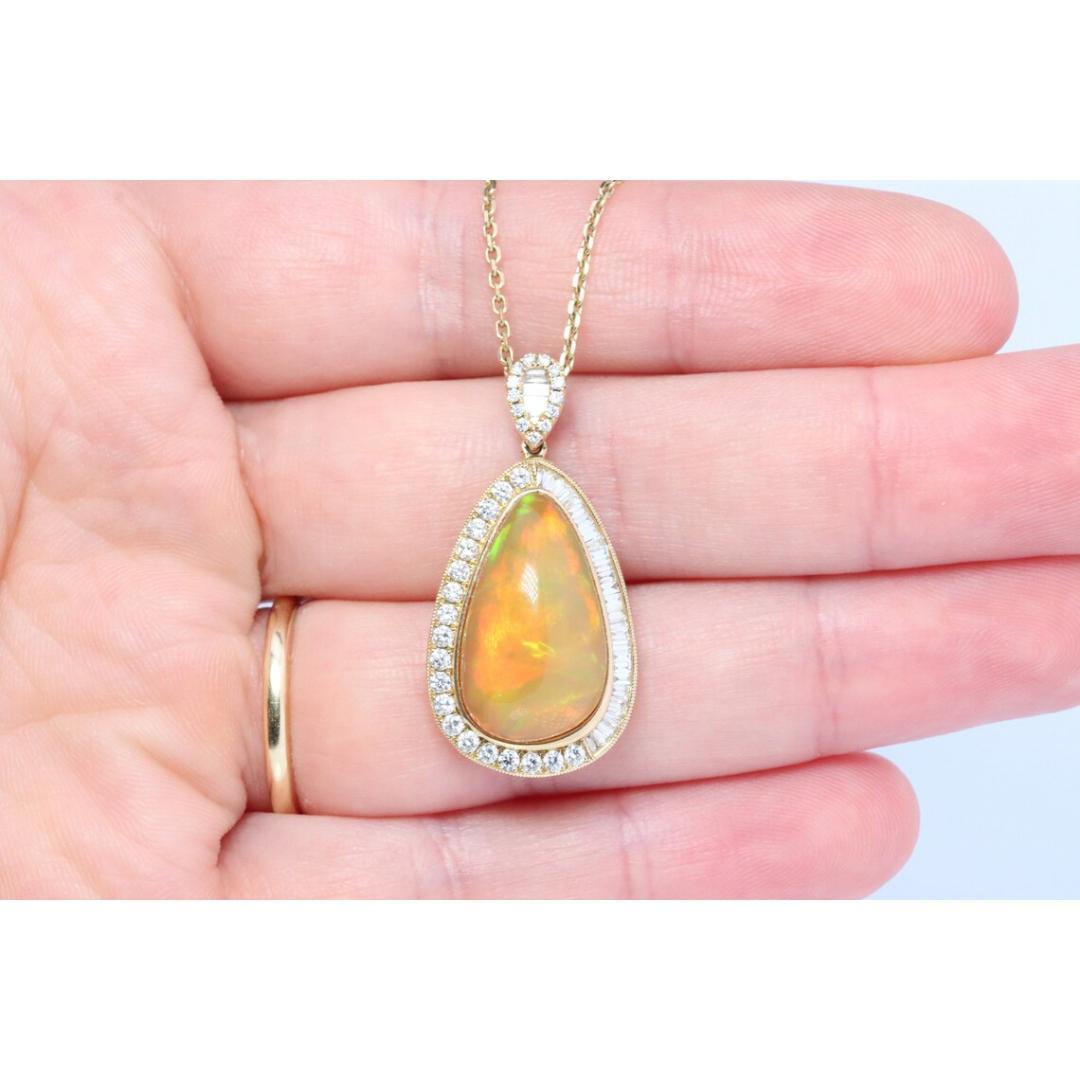 Pendentif en opale et halo de diamants 14 carats. Grand pendentif naturel entouré de baguette Bon état - En vente à Port Charlotte, FL