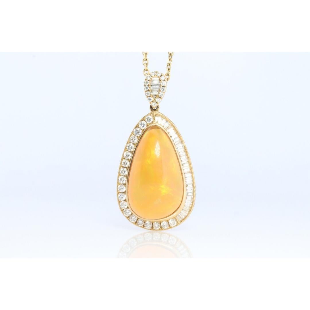 Pendentif en opale et halo de diamants 14 carats. Grand pendentif naturel entouré de baguette Pour femmes en vente