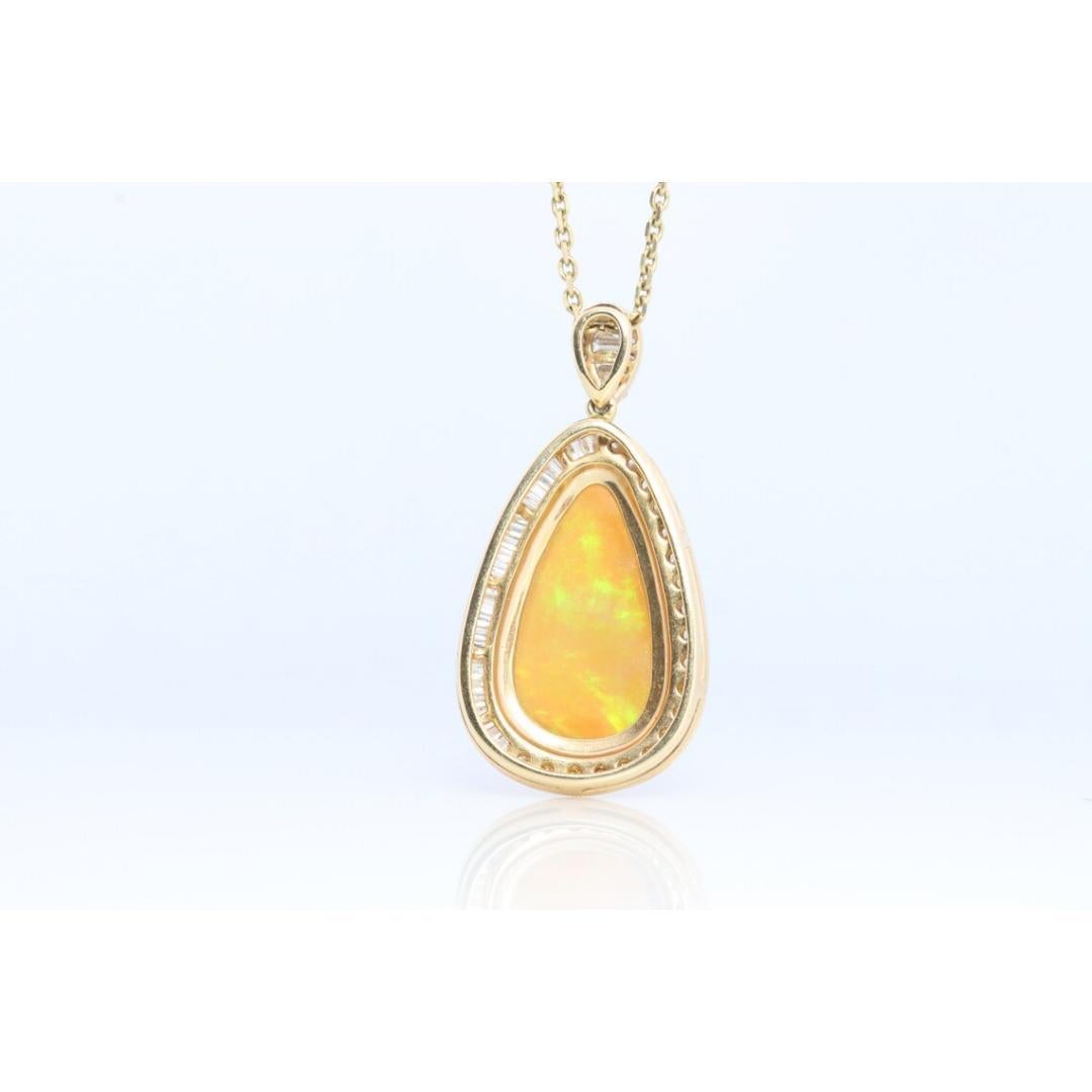 Pendentif en opale et halo de diamants 14 carats. Grand pendentif naturel entouré de baguette en vente 1