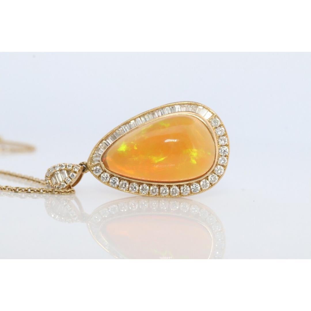 Pendentif en opale et halo de diamants 14 carats. Grand pendentif naturel entouré de baguette en vente 2