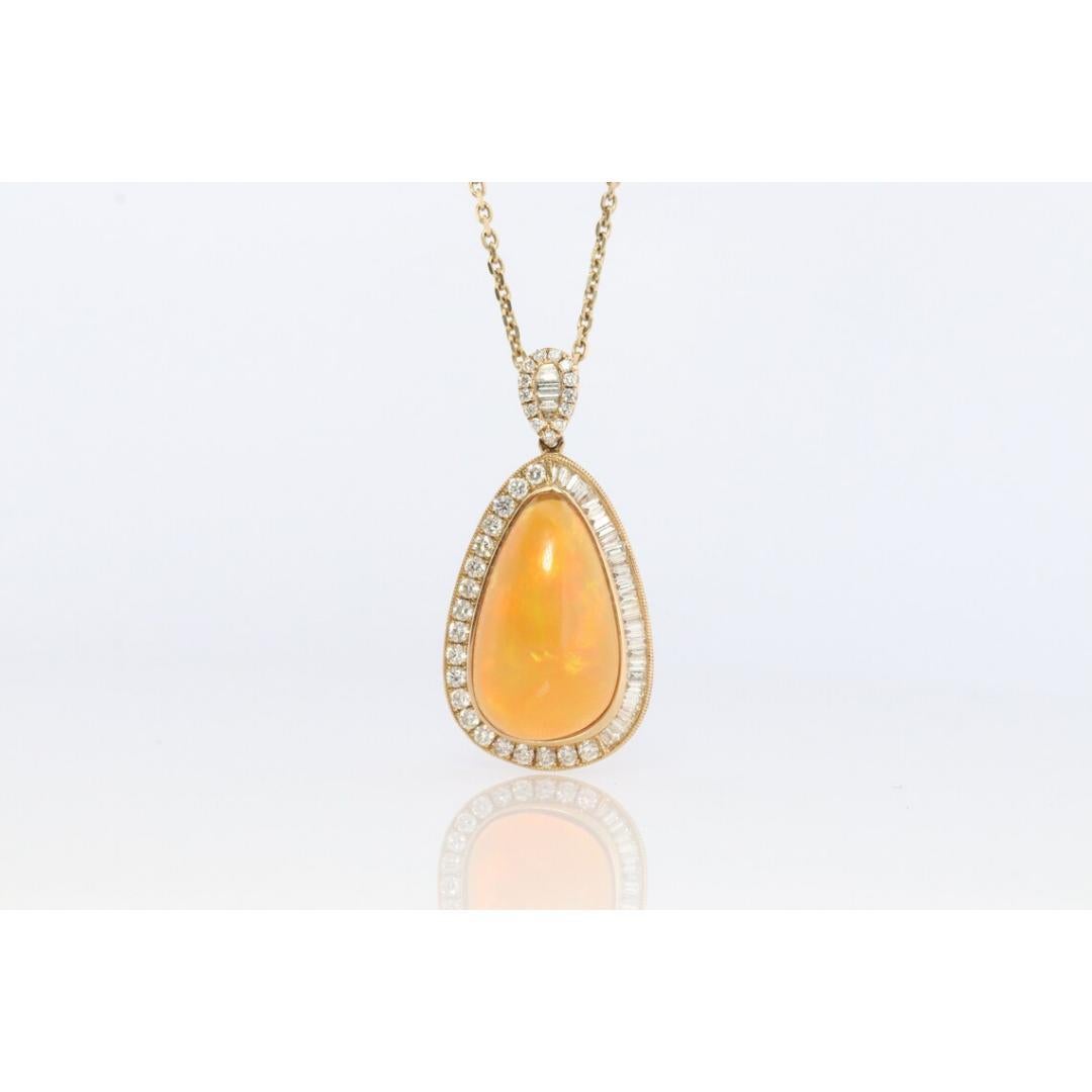 Pendentif en opale et halo de diamants 14 carats. Grand pendentif naturel entouré de baguette en vente 3