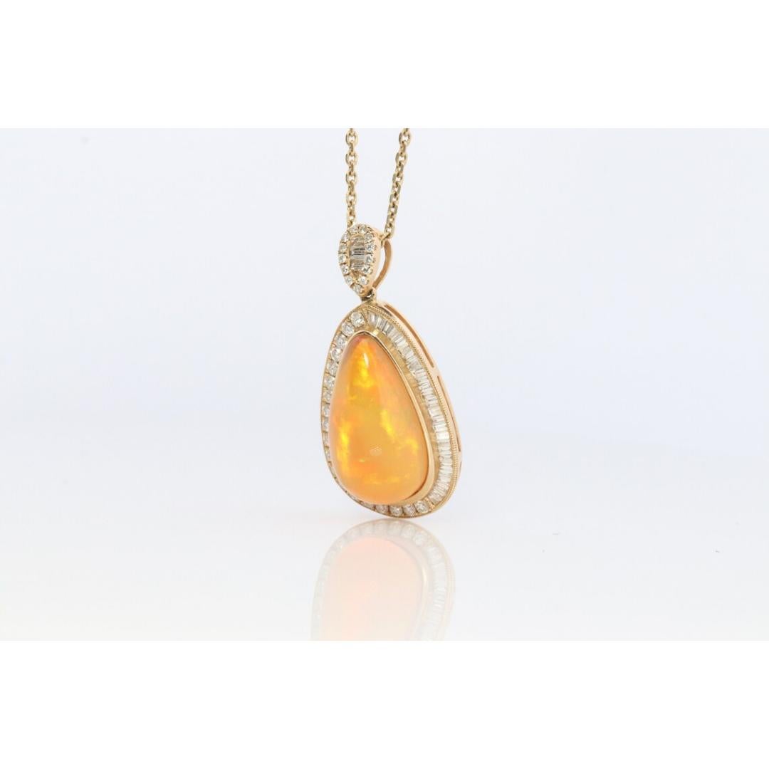 Pendentif en opale et halo de diamants 14 carats. Grand pendentif naturel entouré de baguette en vente 4